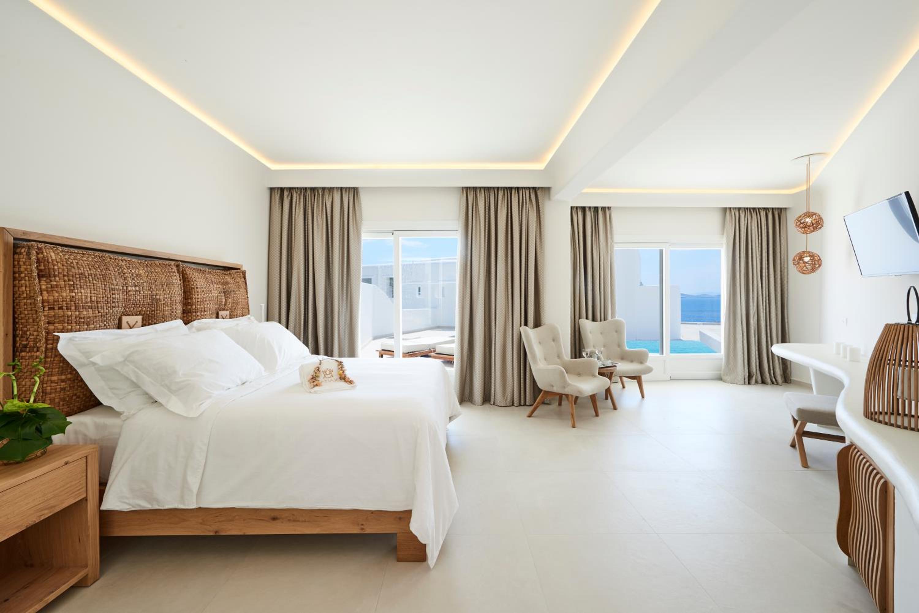 Exclusive Suite with Private Pool and Side Sea View photo 3