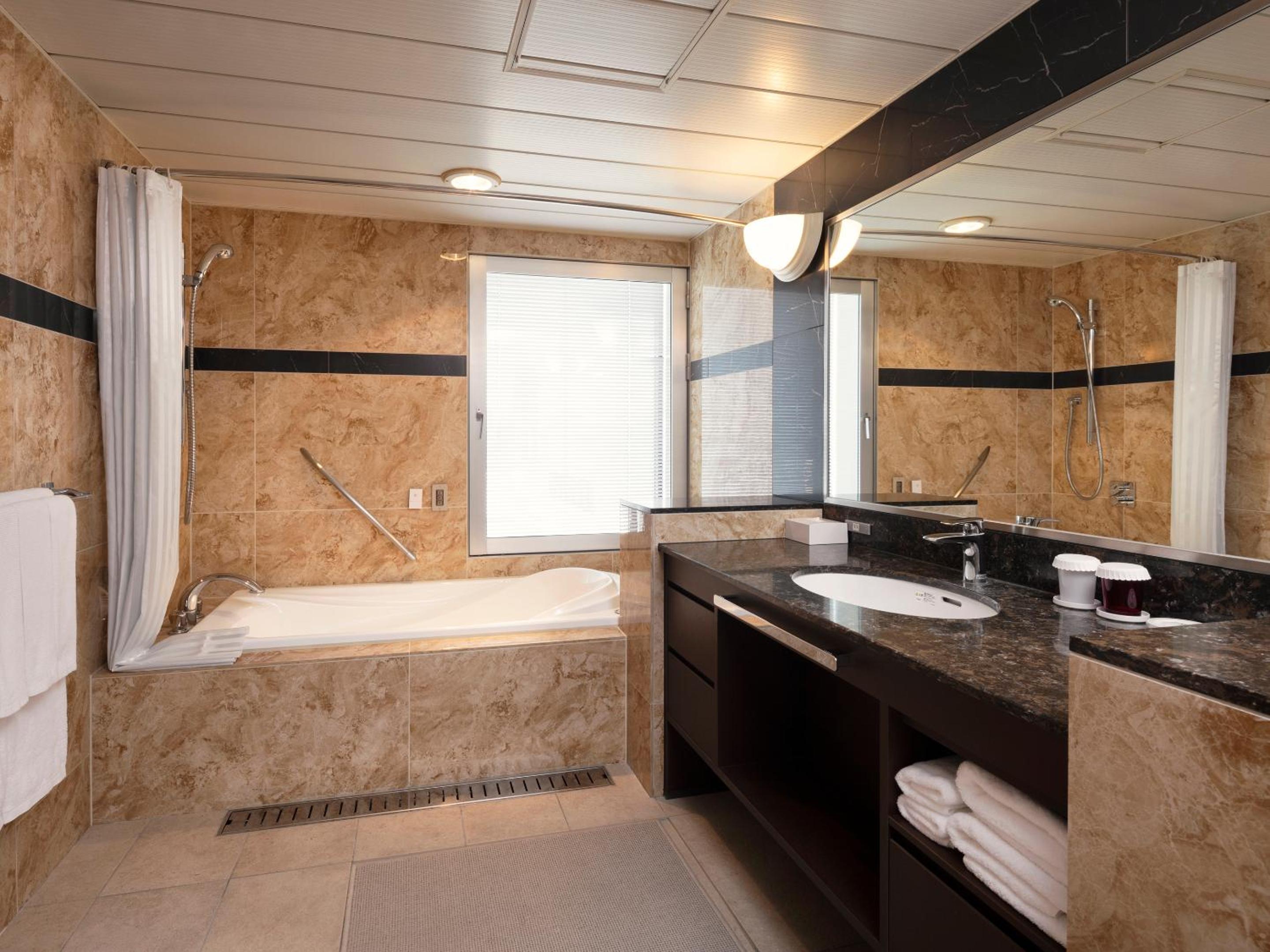 Suite - Executive Floor with Lounge Access - Photo 5