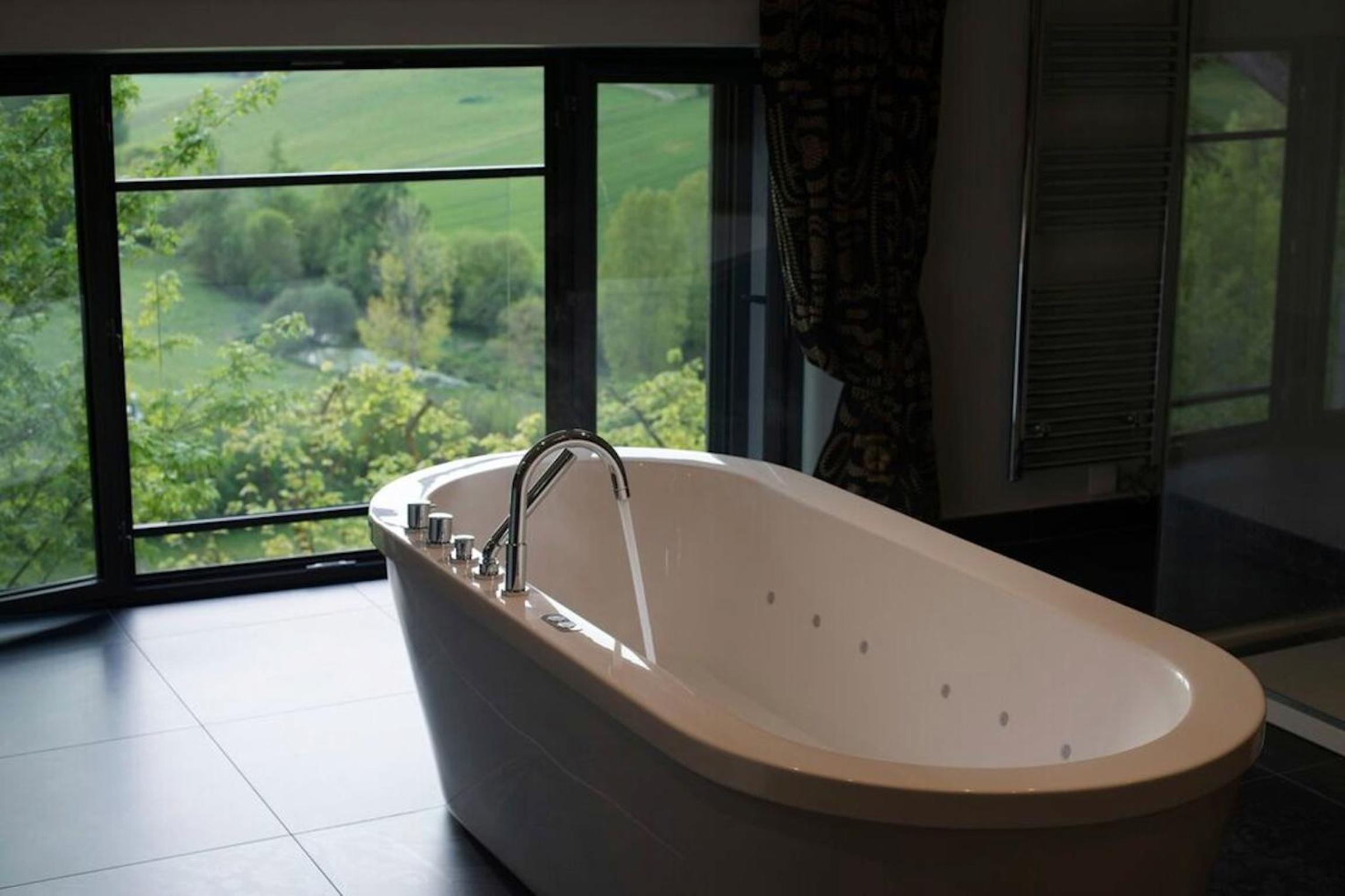 Luxury Suite with Spa Bath - Elegance - Photo 2