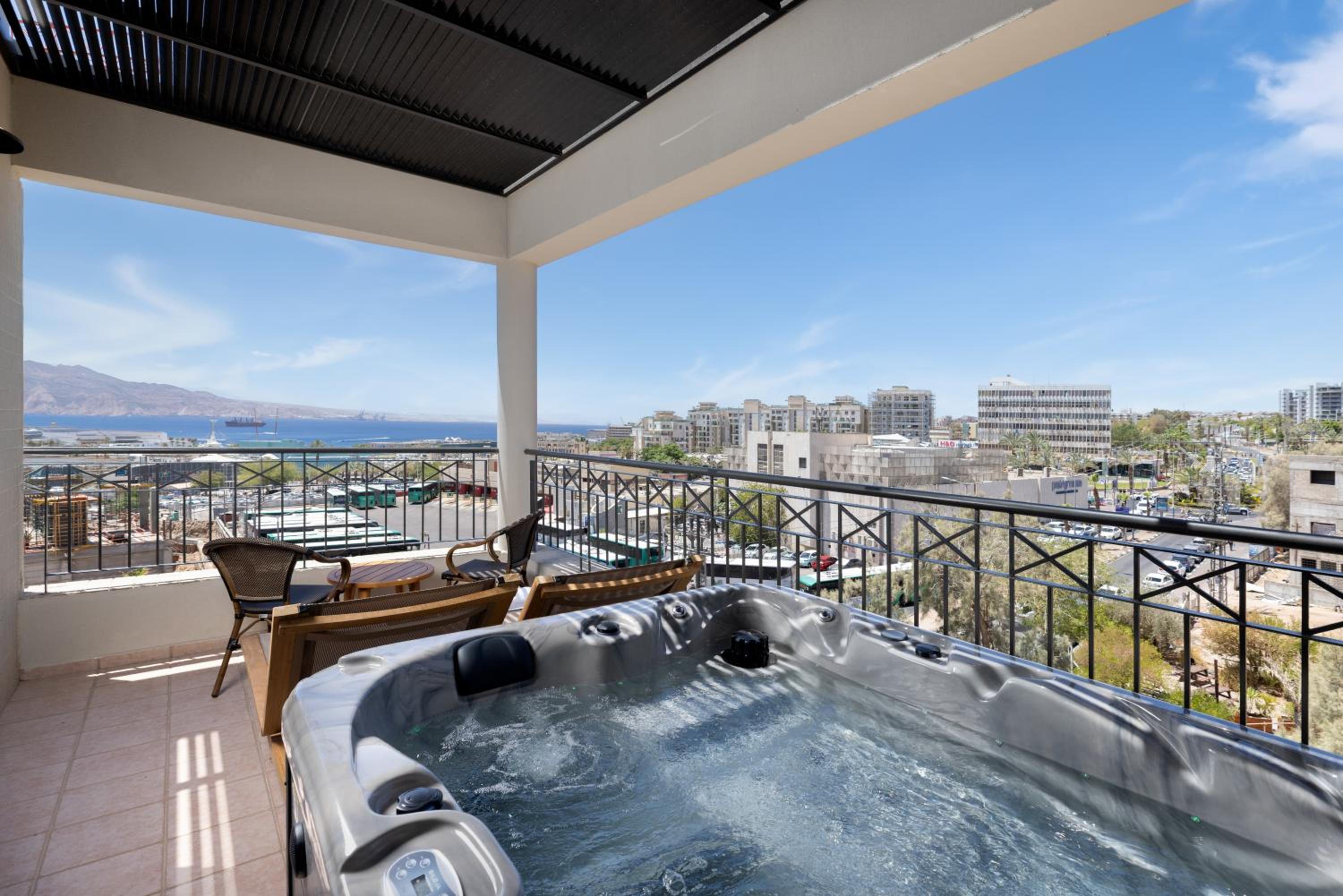 Comfort Premium Room with Hot Tub & Balcony photo 2