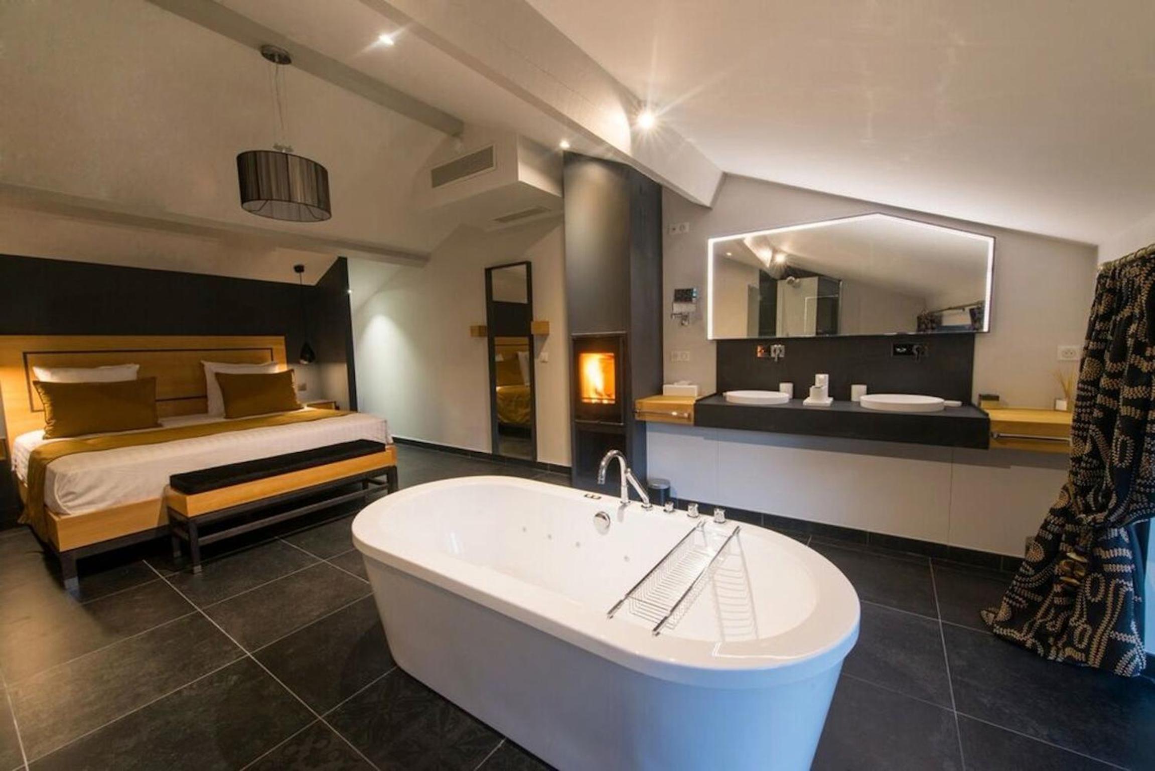 Luxury Suite with Spa Bath - Elegance - Photo 6