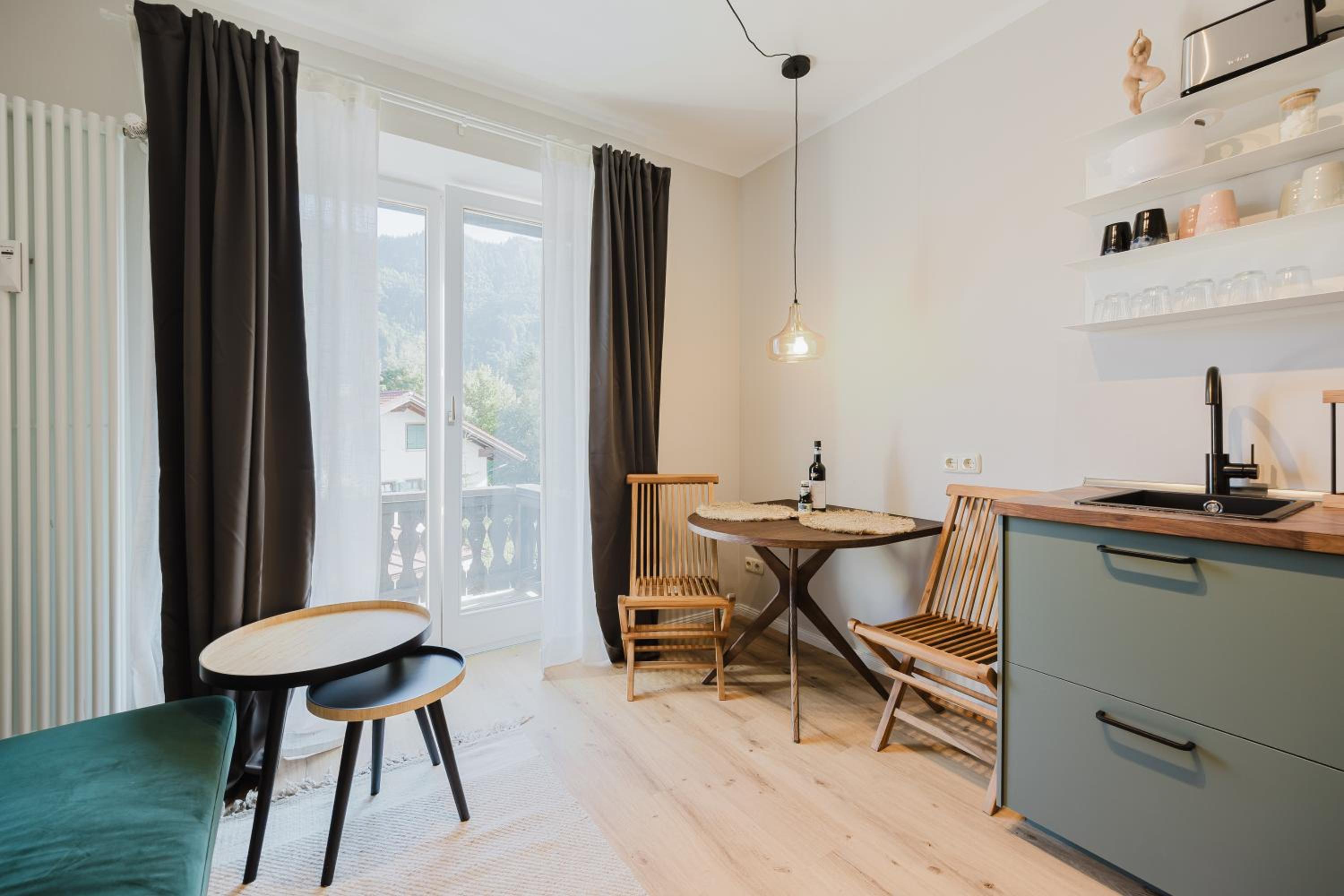 One-Bedroom Apartment with Balcony and Mountain View   photo 1