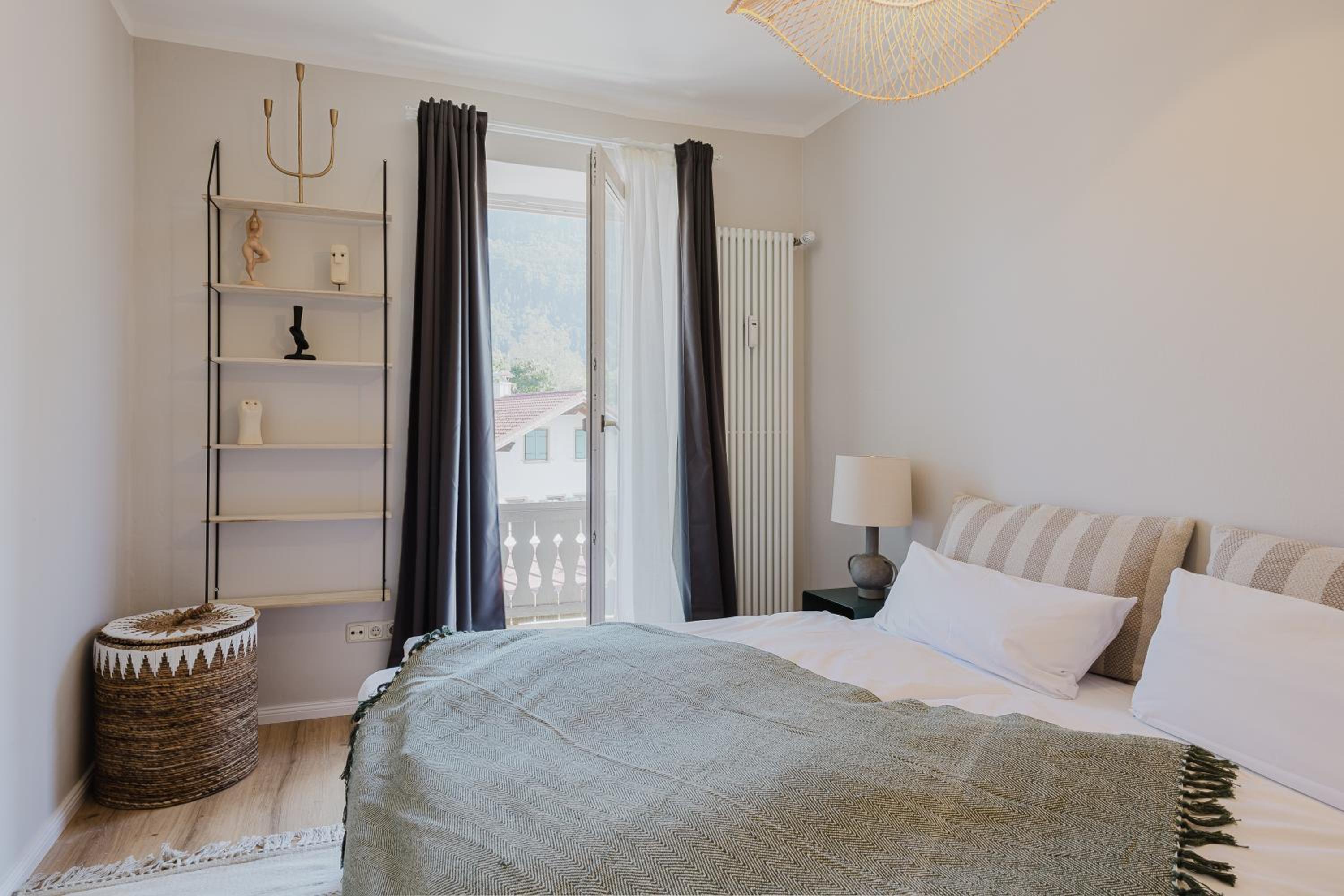 One-Bedroom Apartment with Balcony and Mountain View   photo 2