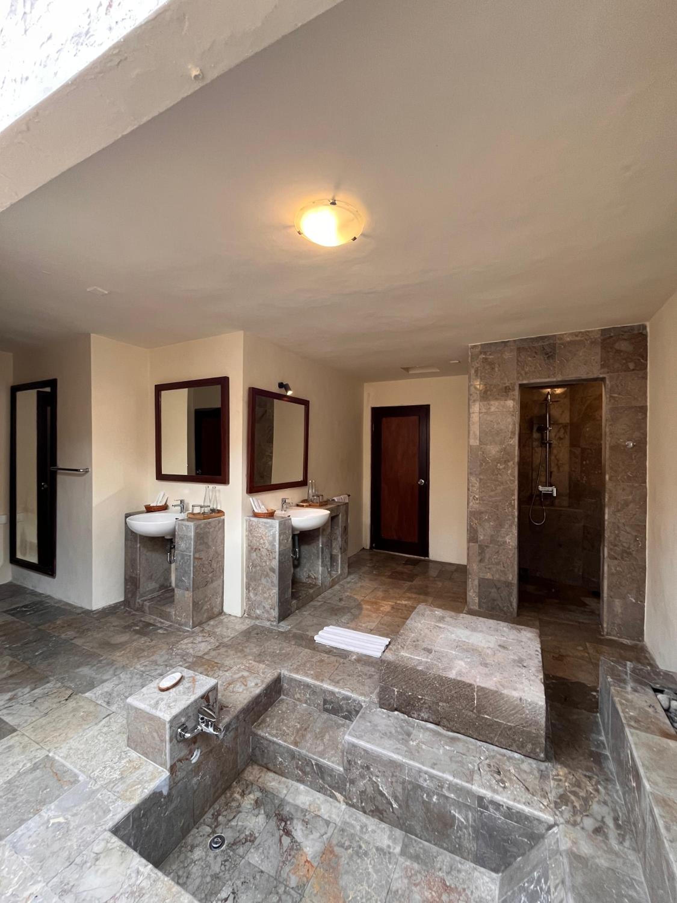 Four-Bedroom Villa with Private Pool - Photo 8