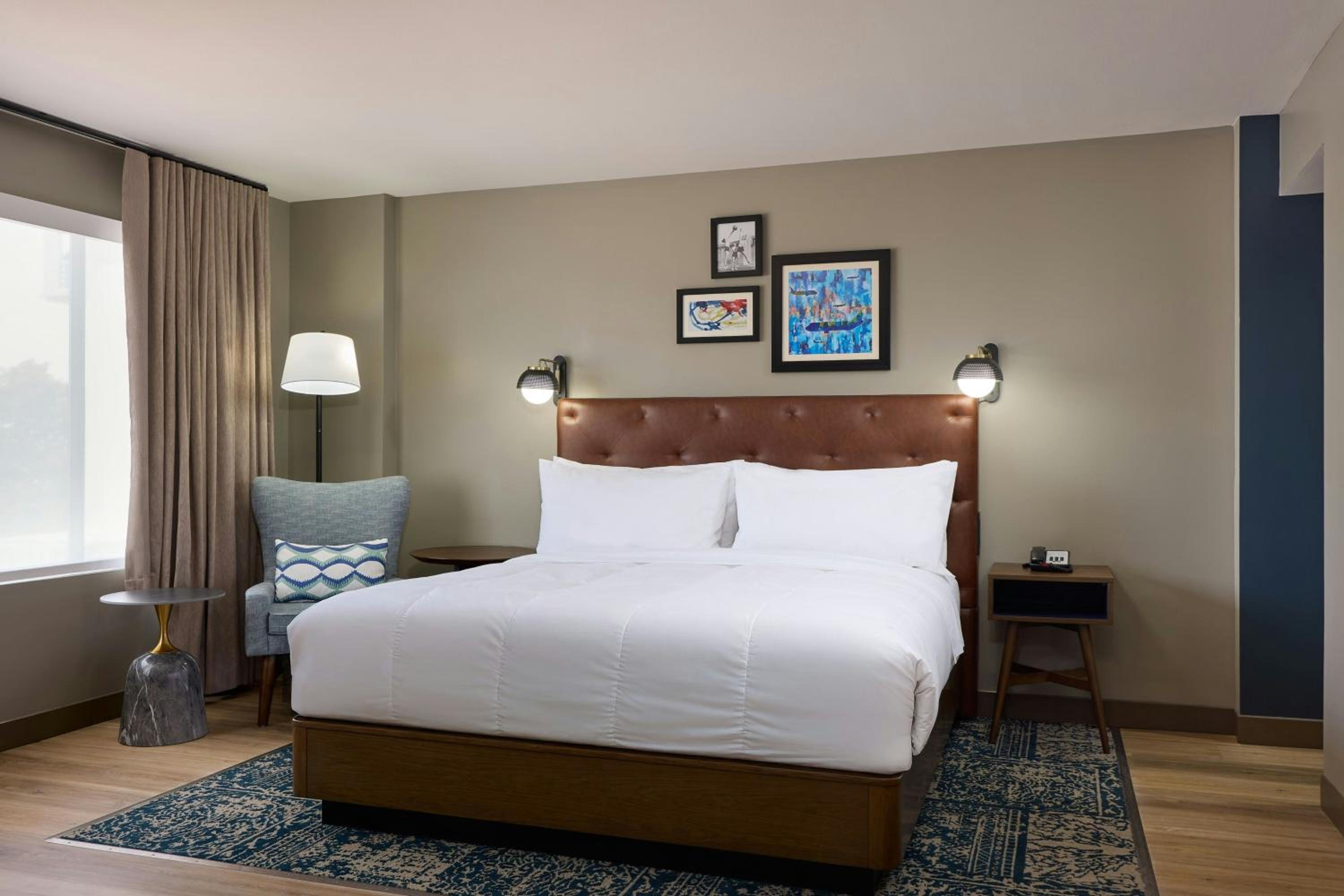 Deluxe King Room - Photo 2