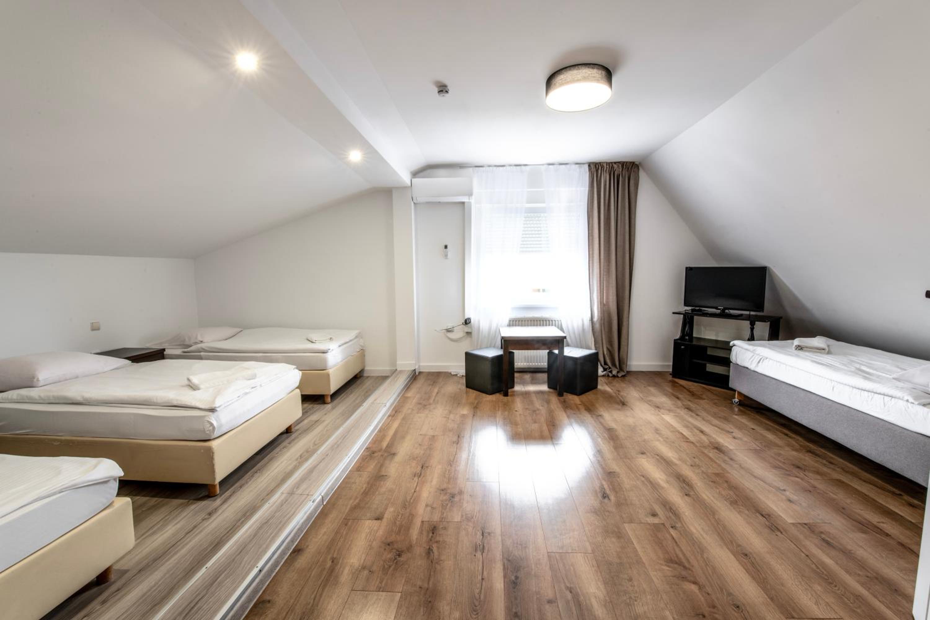 Quadruple Room with Private Bathroom photo 1