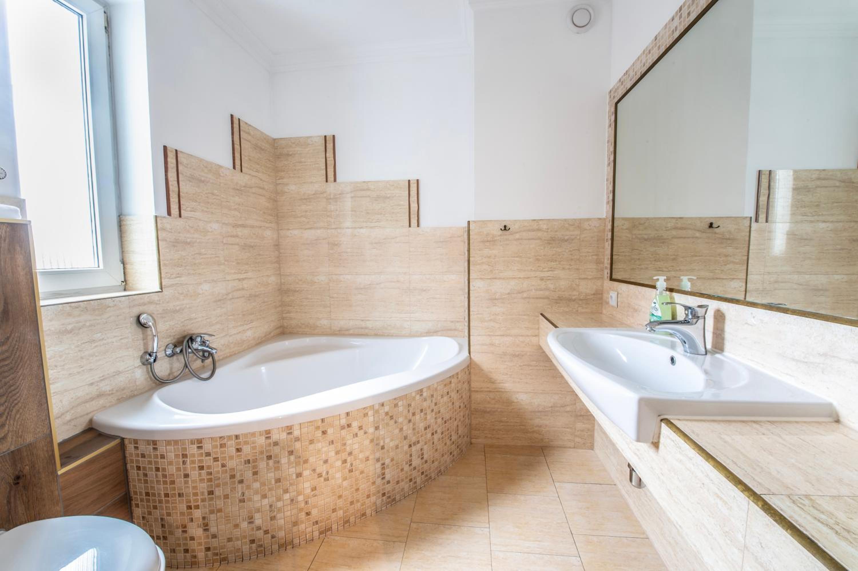 Quadruple Room with Private Bathroom photo 2