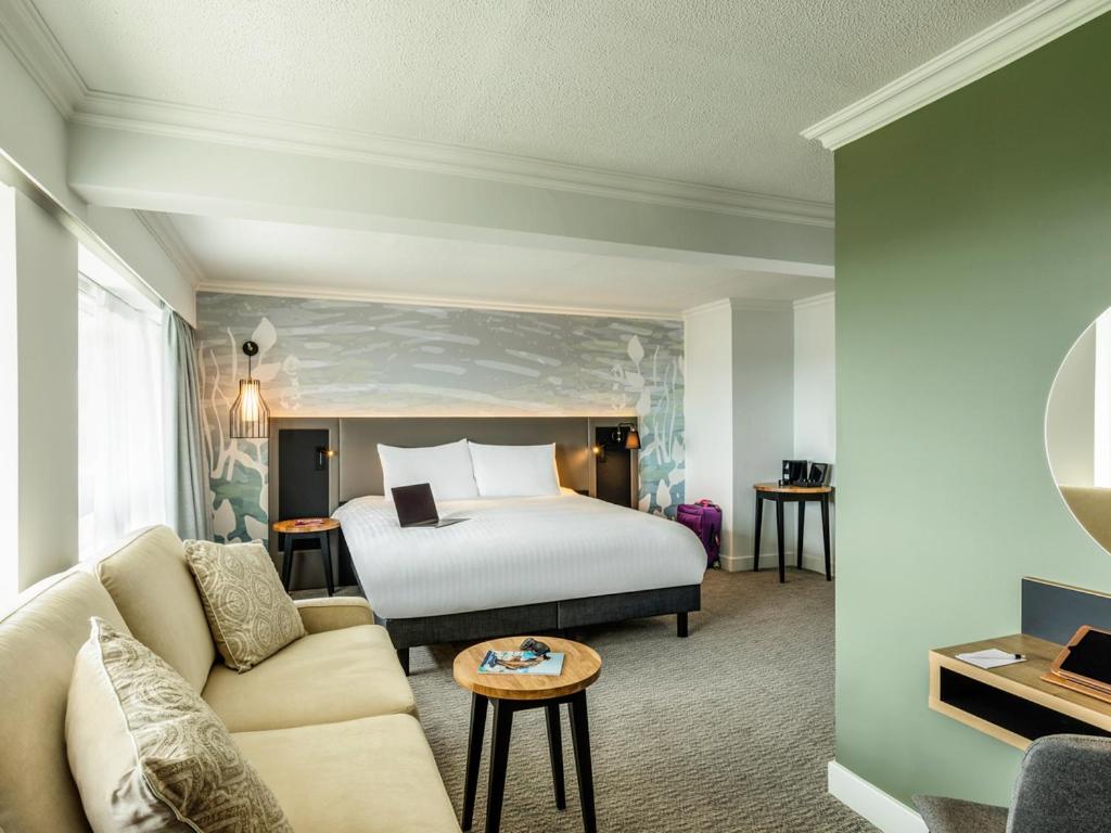 Superior King Suite with One Sofa Bed and Panoramic City View - Photo 6