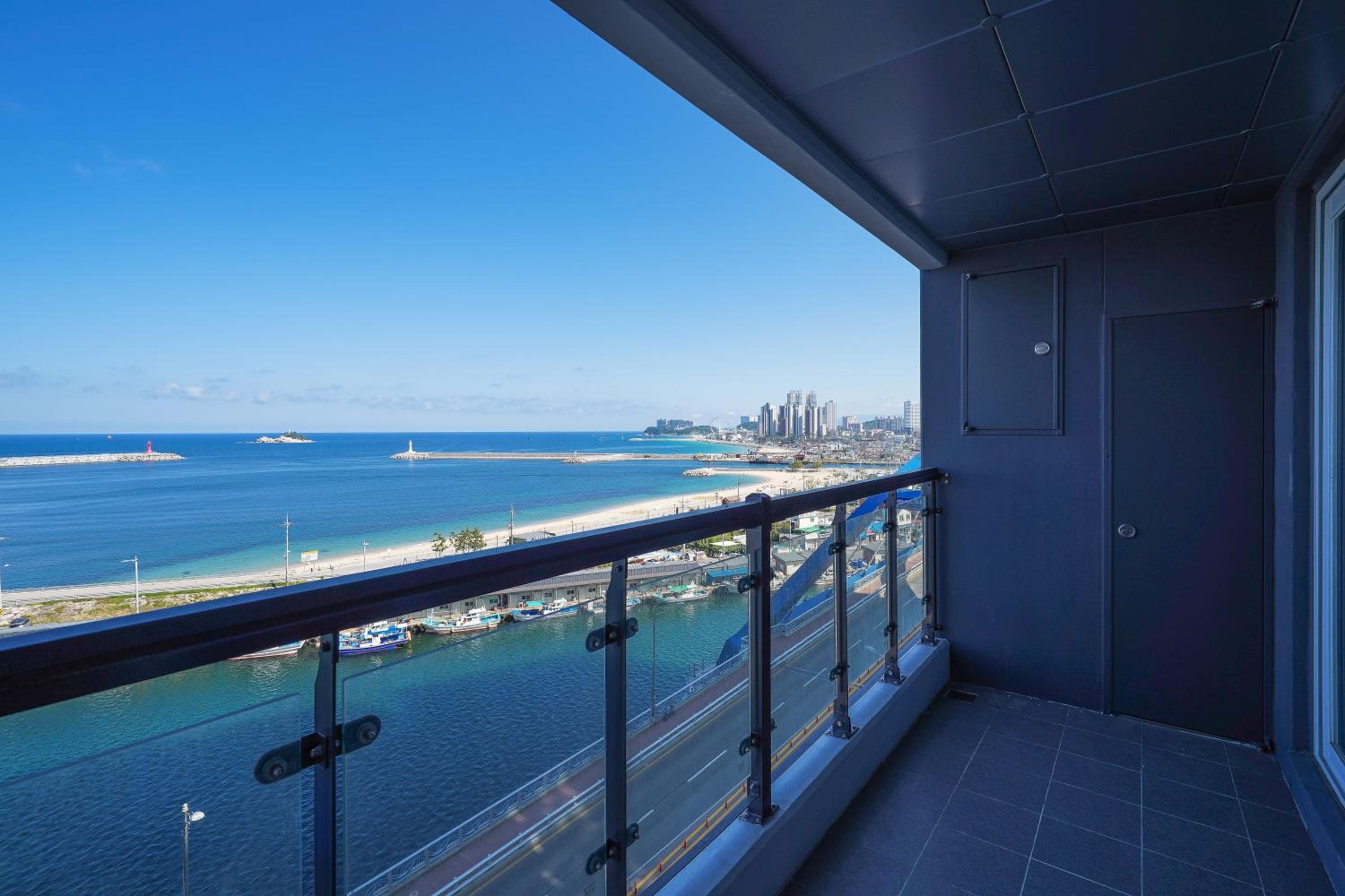 [Santa with UH FLAT] C type. FLAT SUITE OCEAN VIEW (Middle floors, 8F~20F)