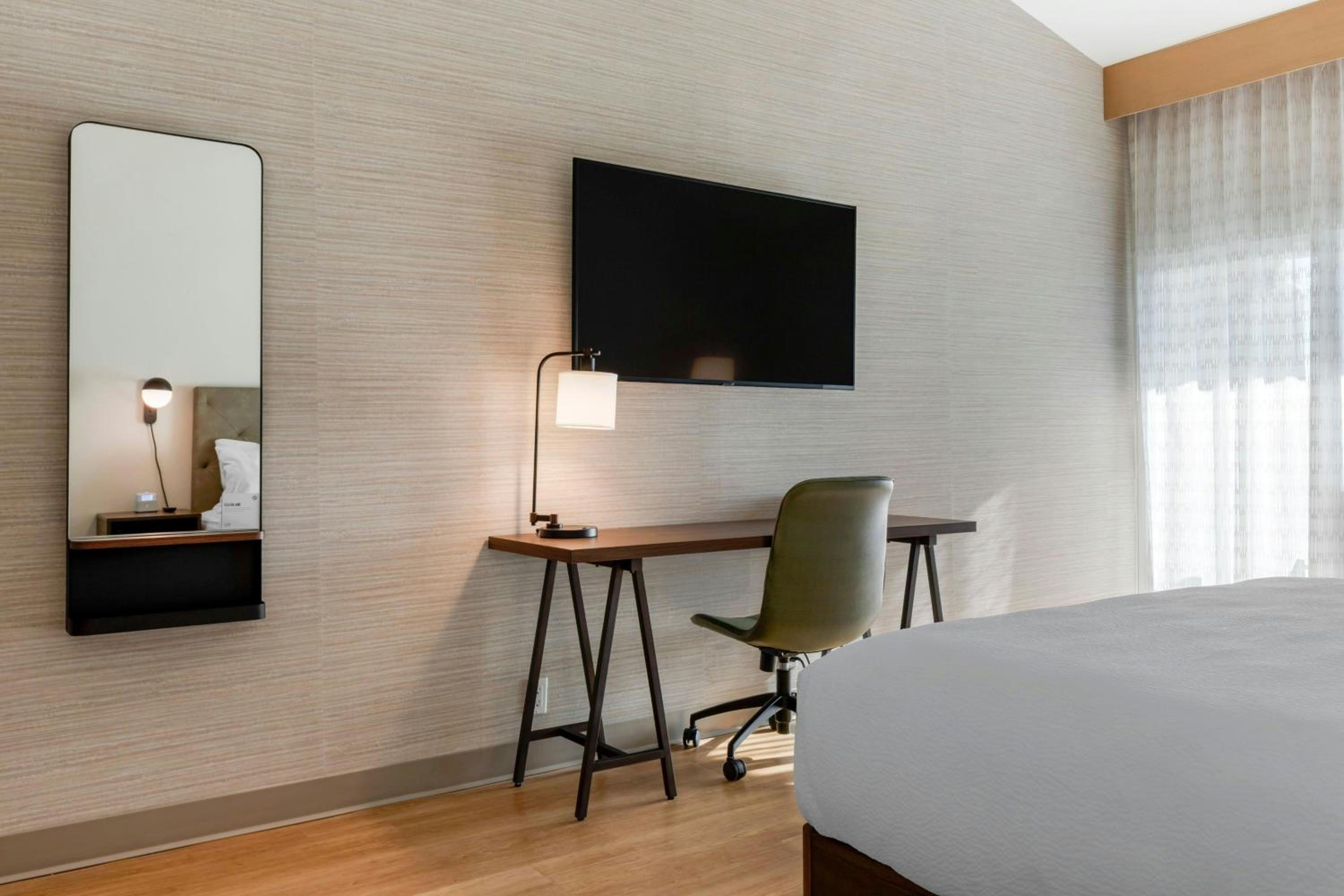 Deluxe Guest room with 1 King bed, River view - Photo 4