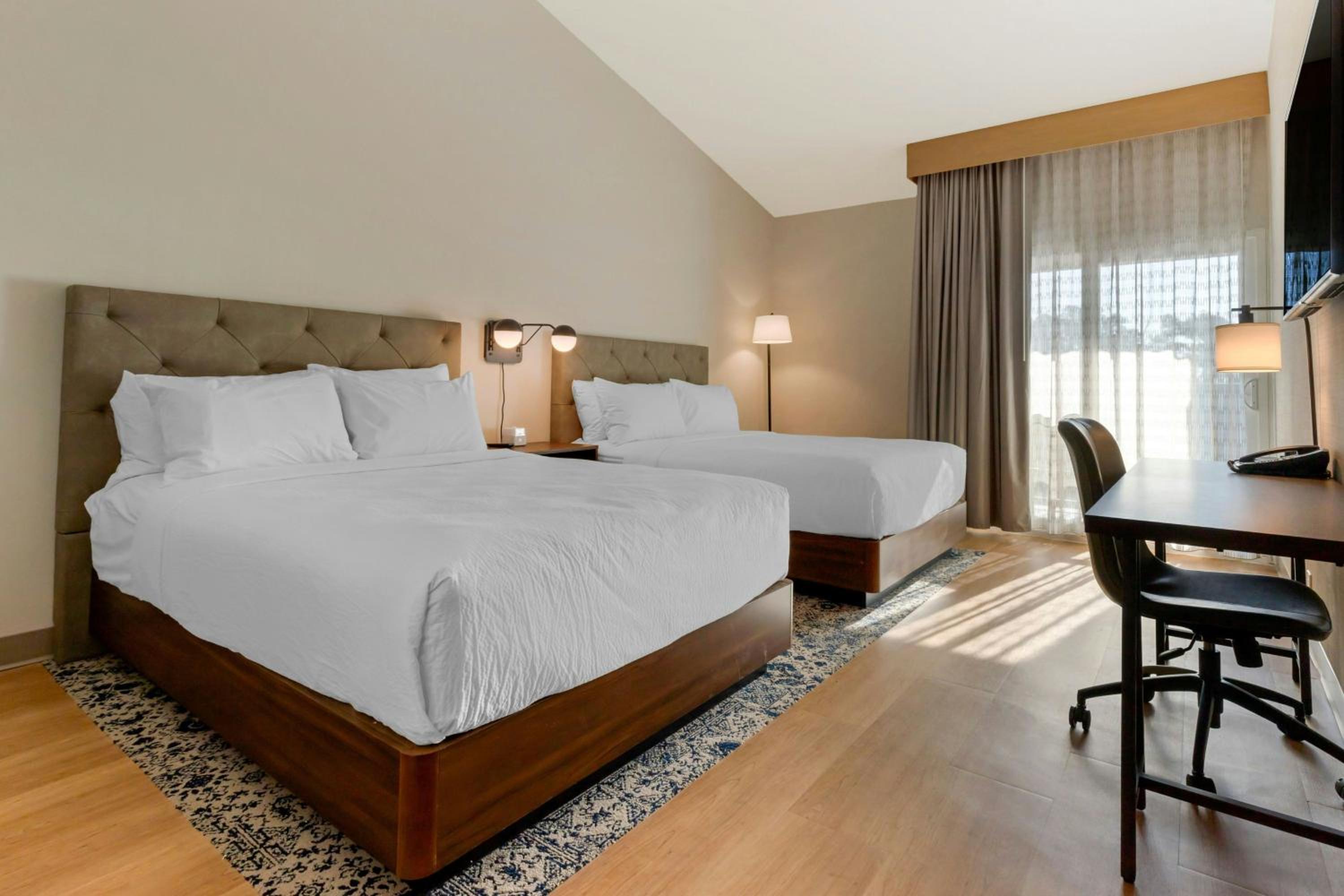 Deluxe Guest room with 2 Queen Bed, River view, Balcony - Photo 4