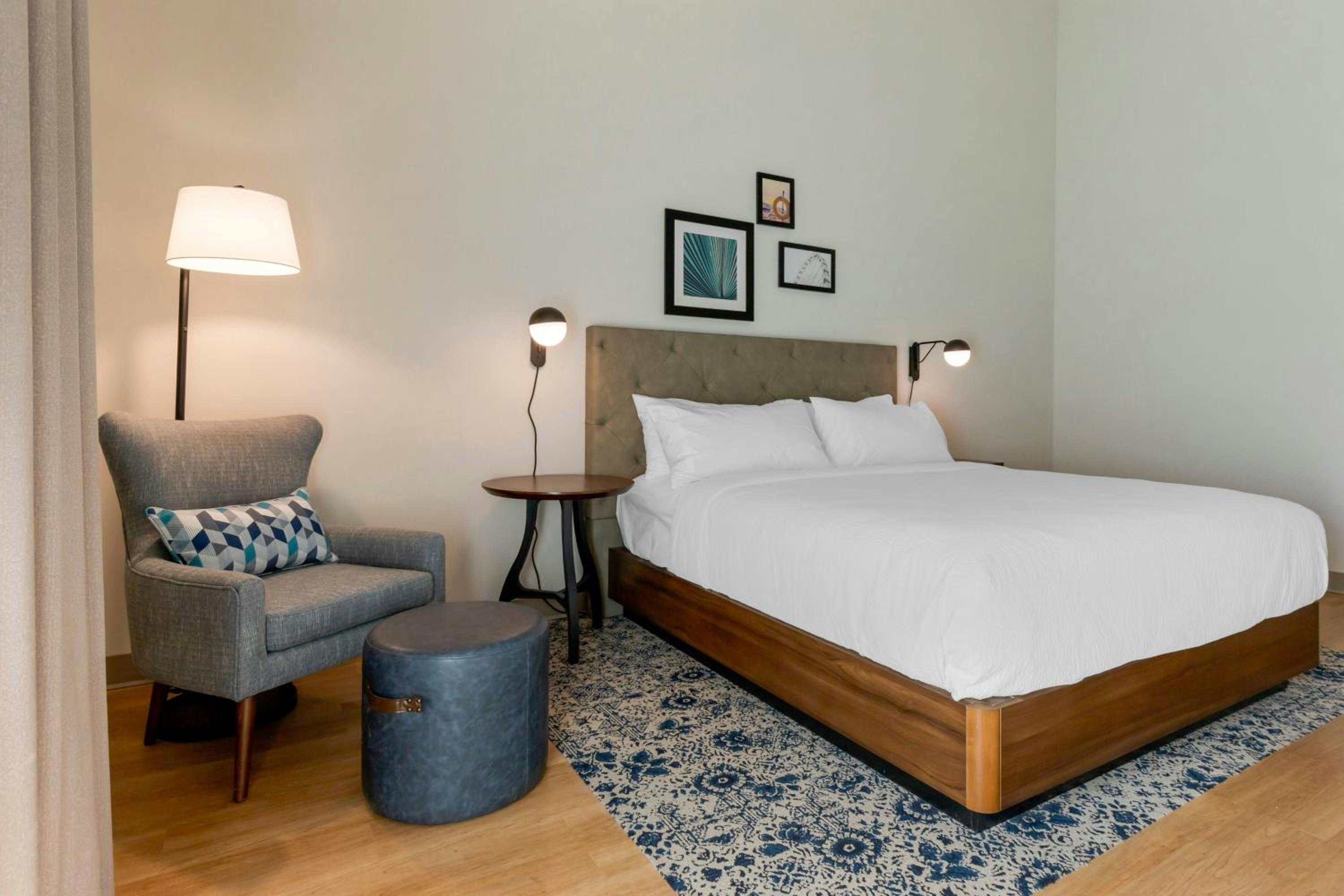 Deluxe Guest room with 1 King bed, River view - Photo 1