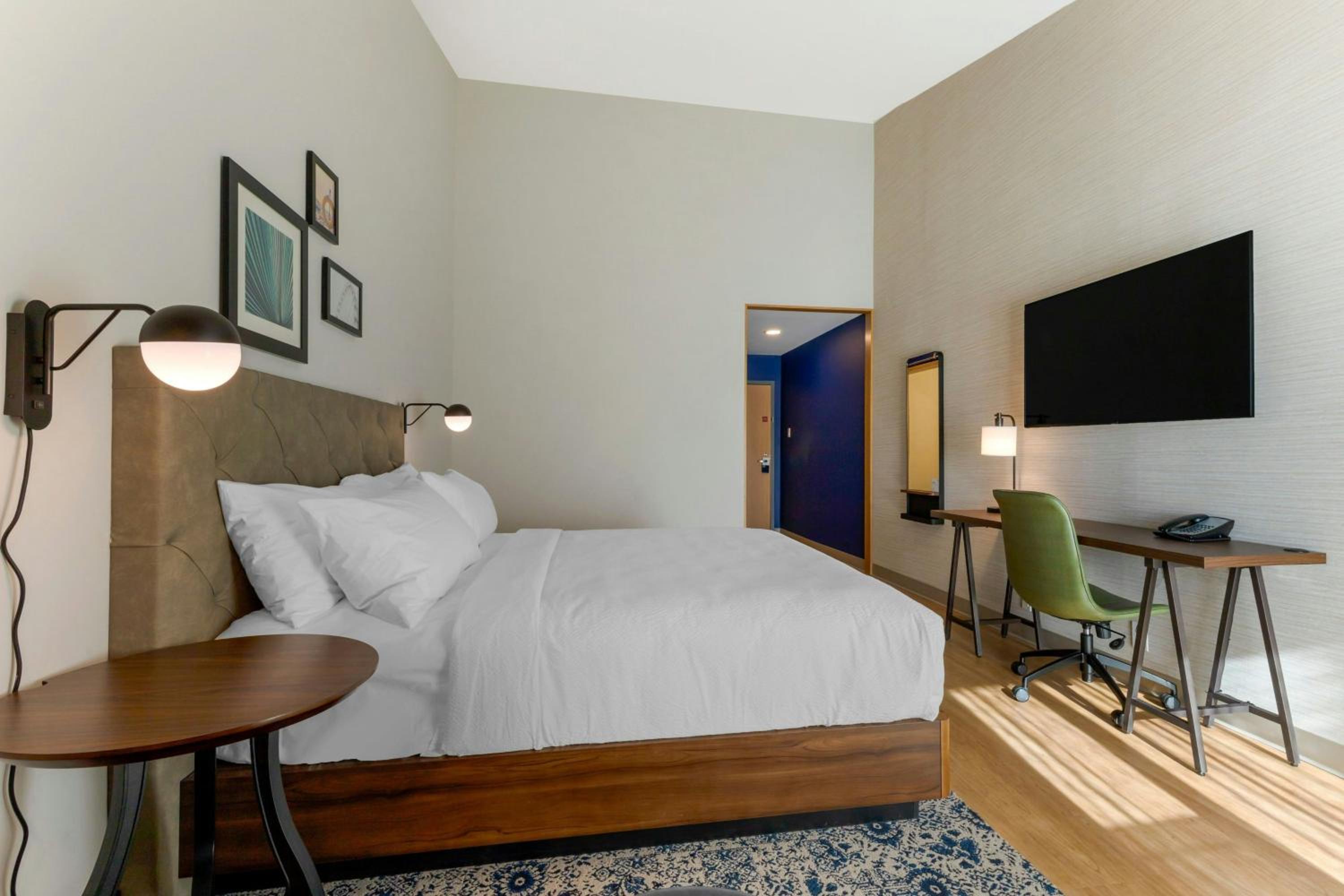 Deluxe Guest room with 1 King bed, River view - Photo 3