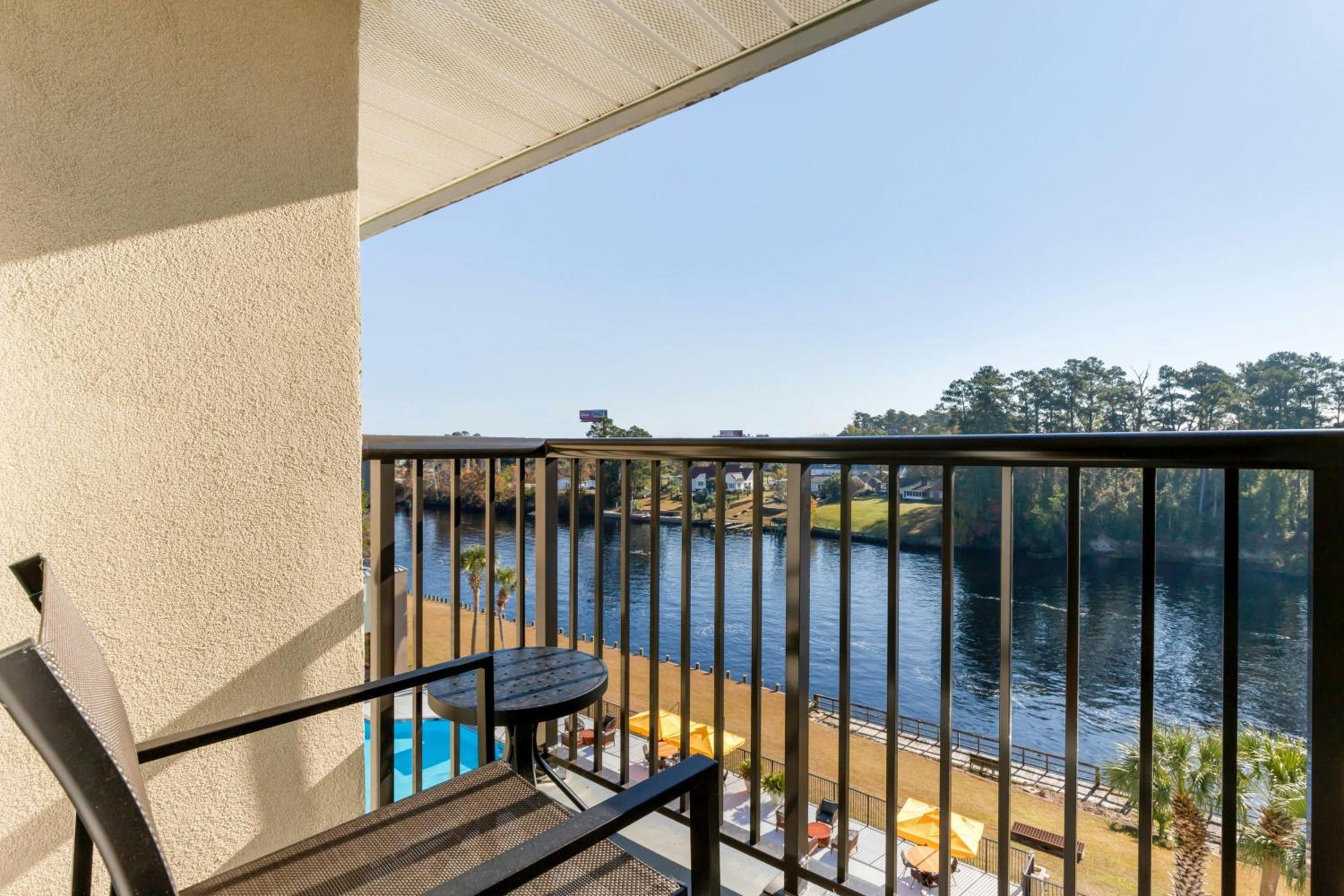Deluxe Guest room with 1 King bed, River view - Photo 6