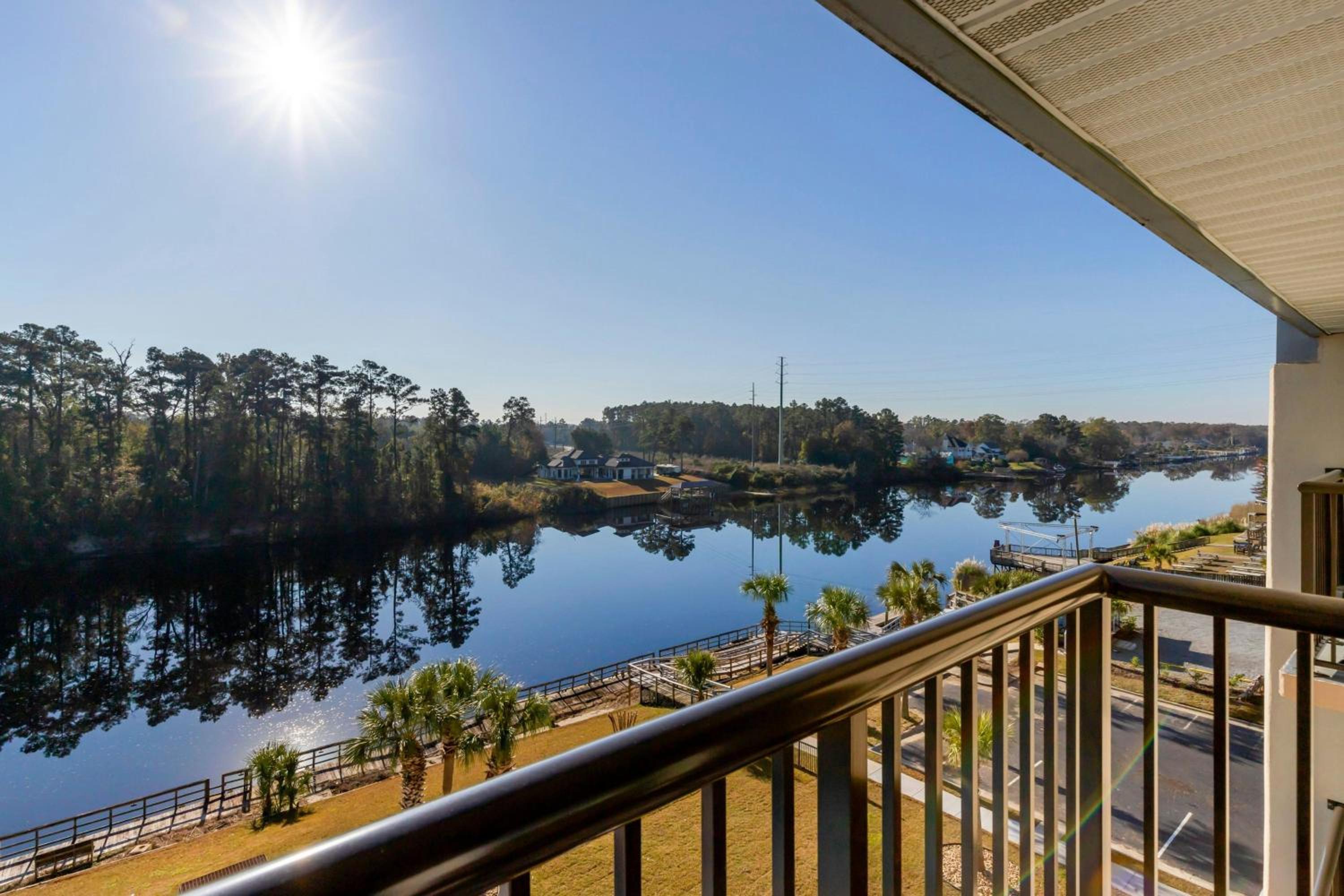 Deluxe Guest room with 1 King bed, River view - Photo 5