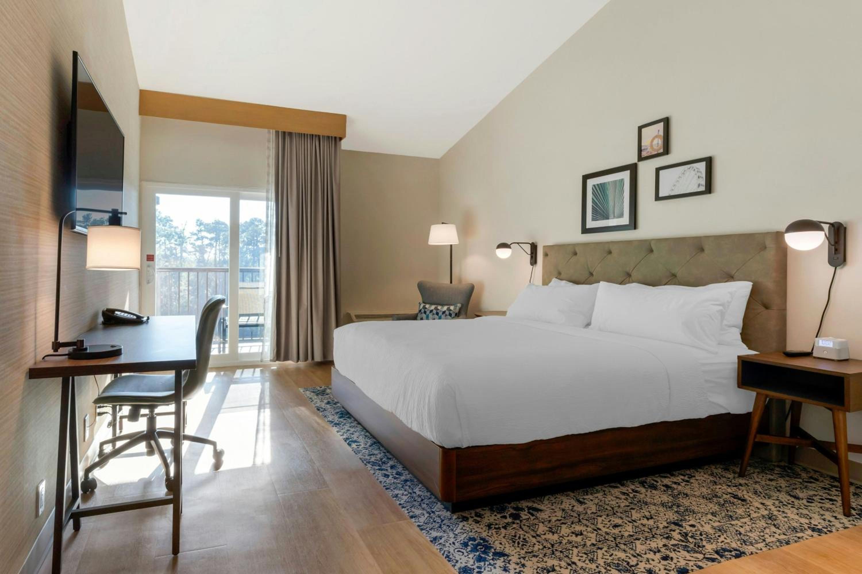 Deluxe Guest room with 1 King bed, River view - Photo 2