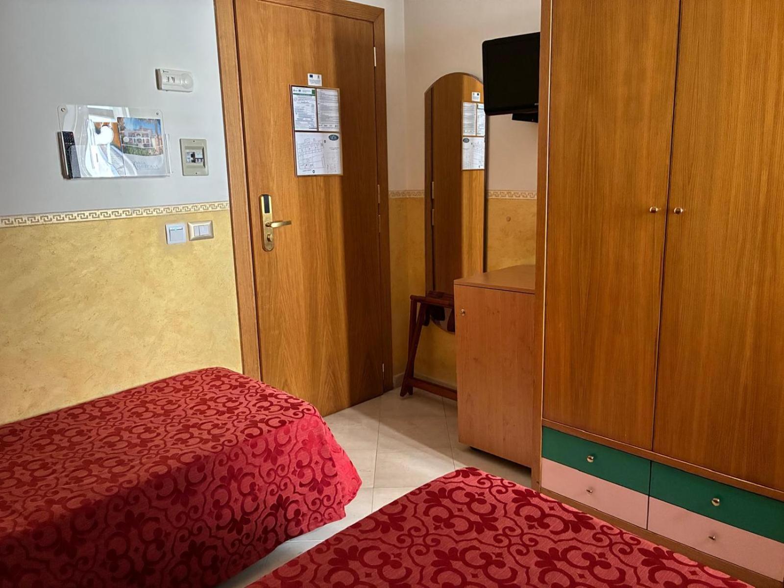 Small Double or Twin Room, photo 7