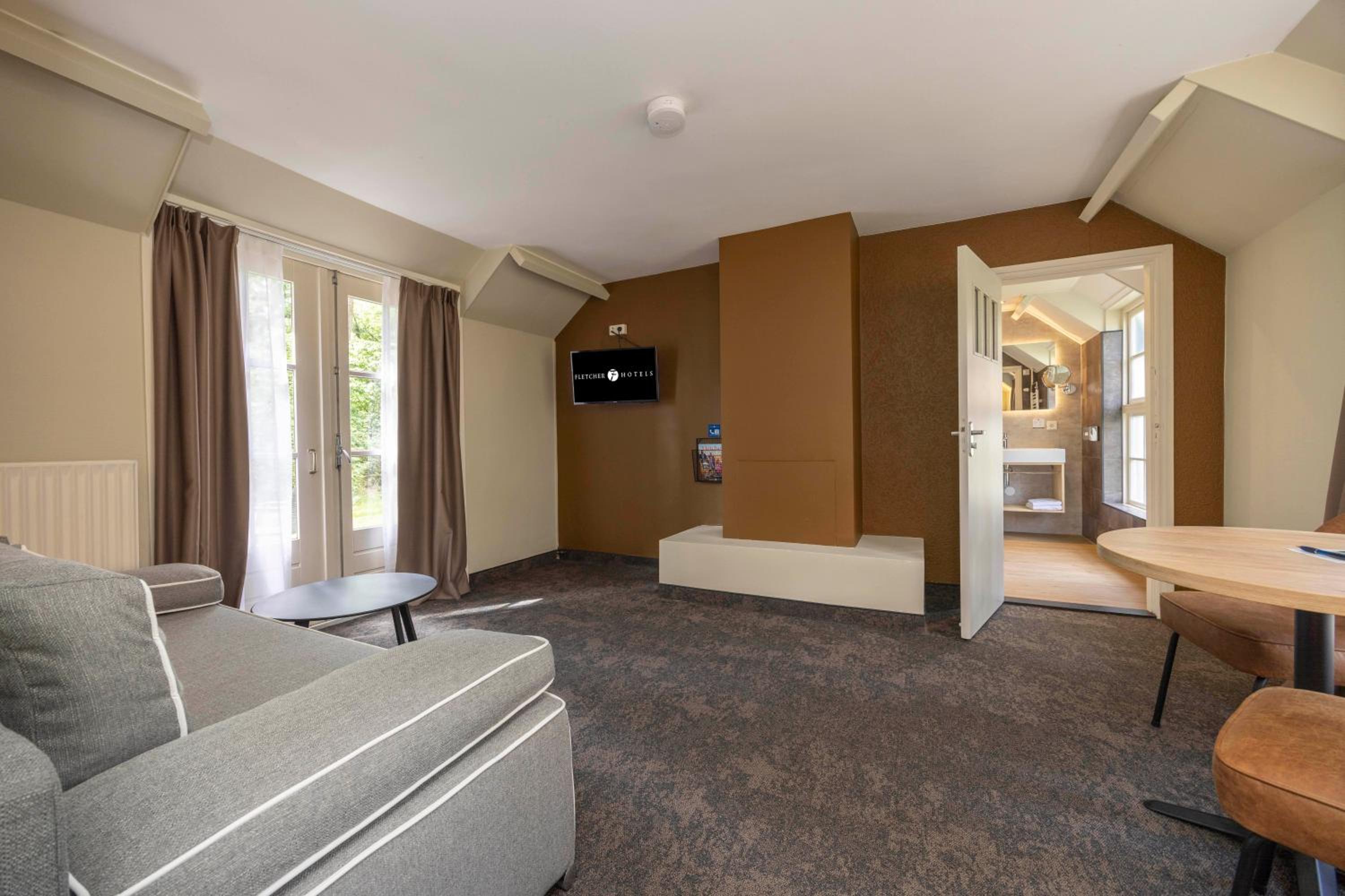 Family Room with Terrace - Photo 2