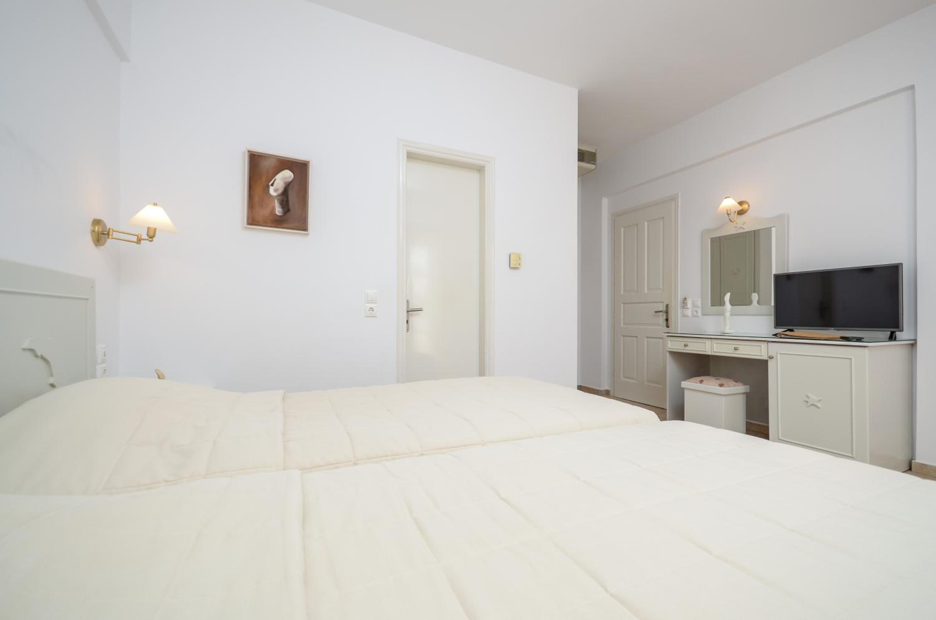 Standard Double or Twin Room - Photo 9