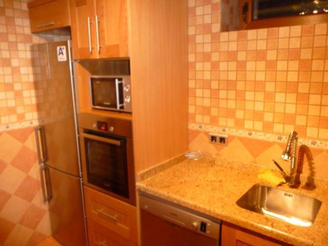 Three-Bedroom Townhouse - Photo 3