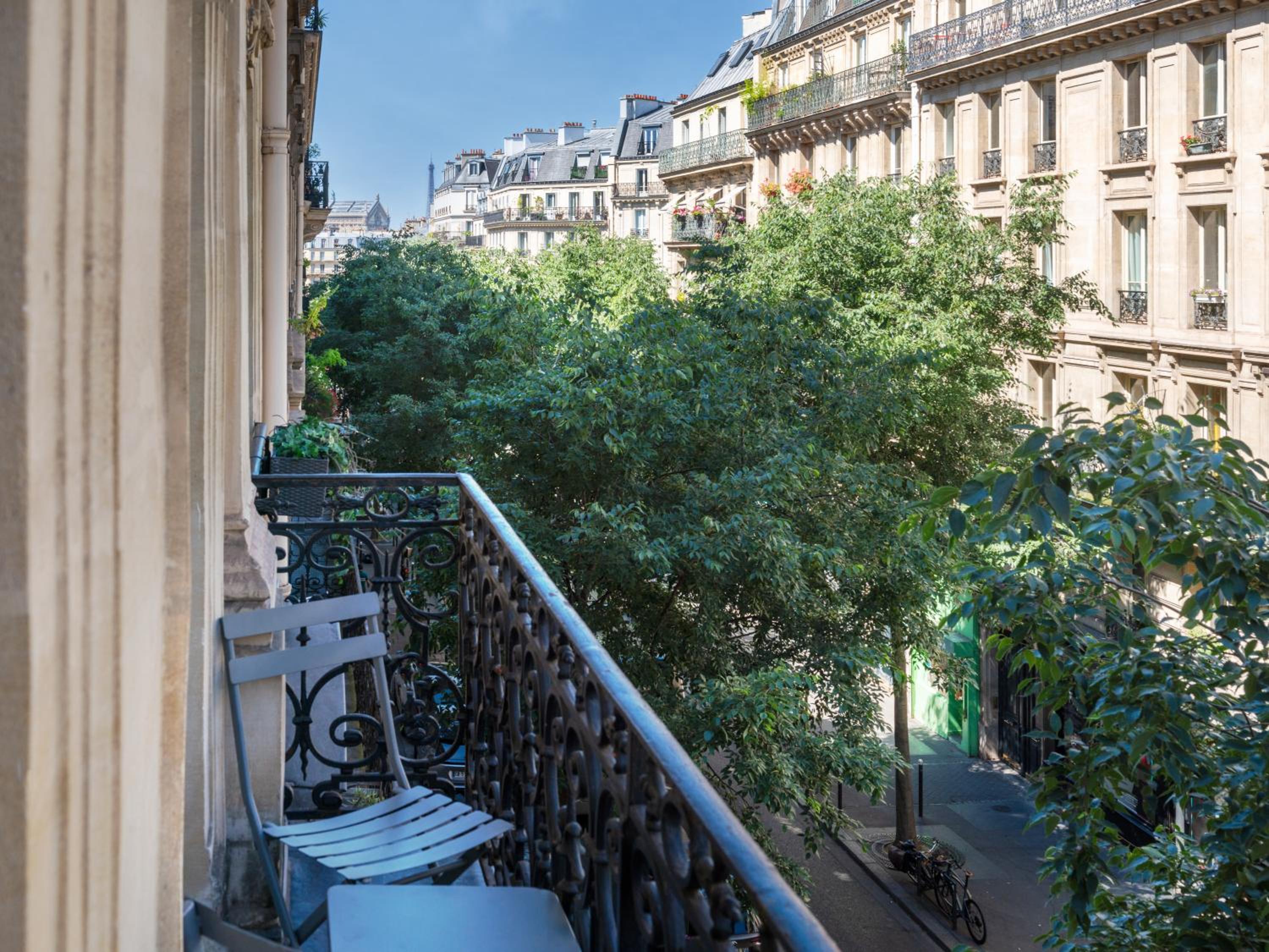 Room with Eiffel Tower View photo 2