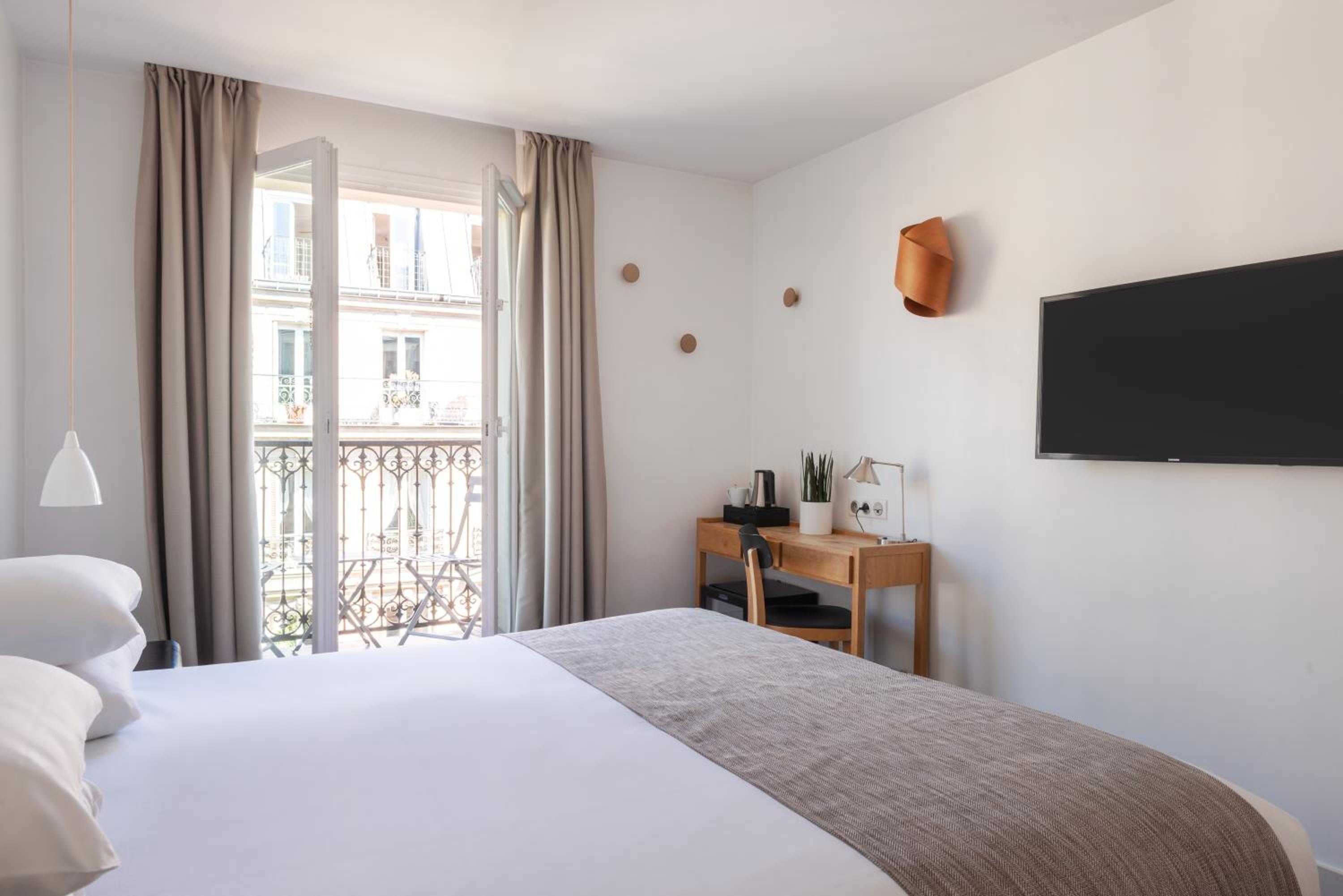 Room with Eiffel Tower View photo 2