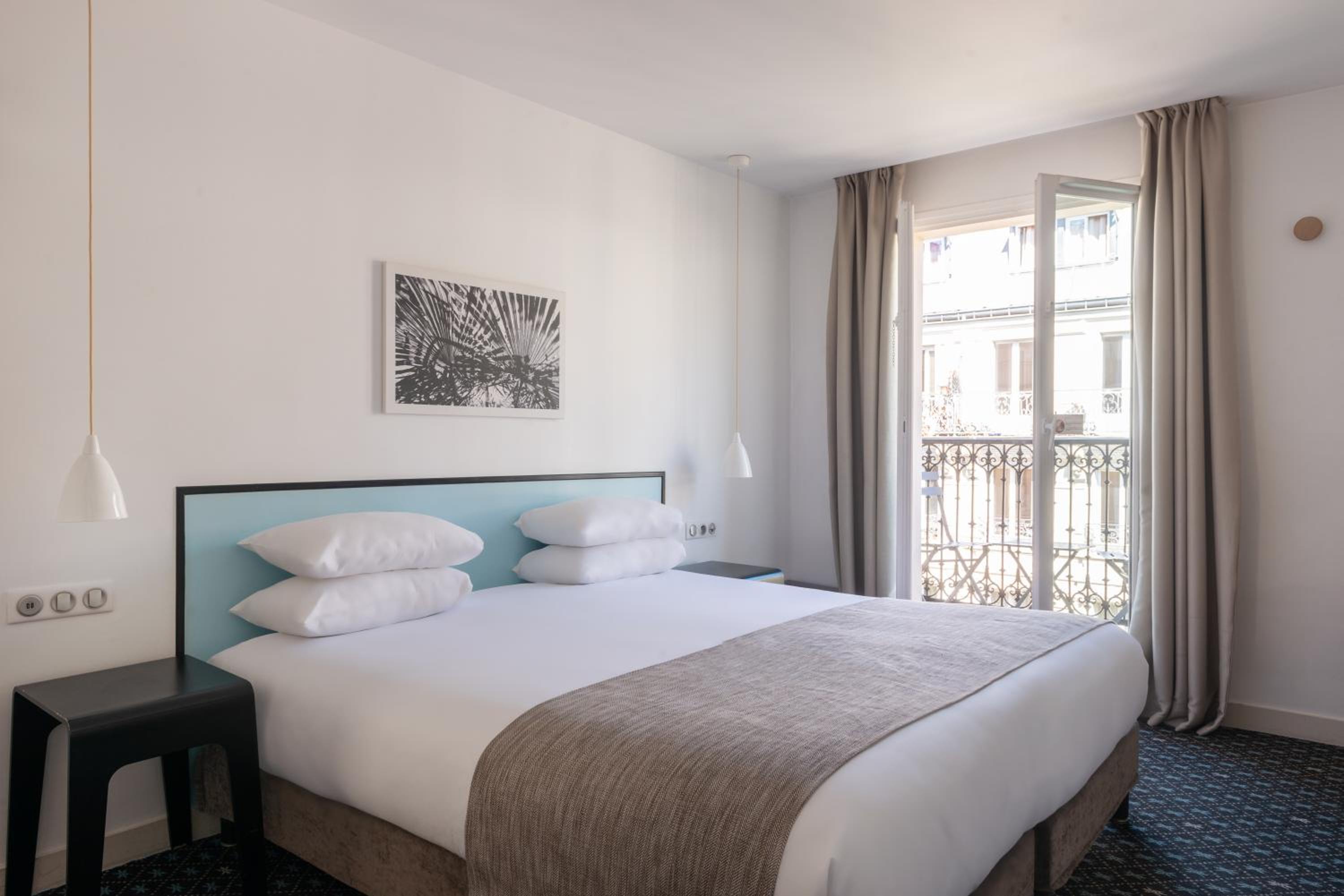 Room with Eiffel Tower View photo 1