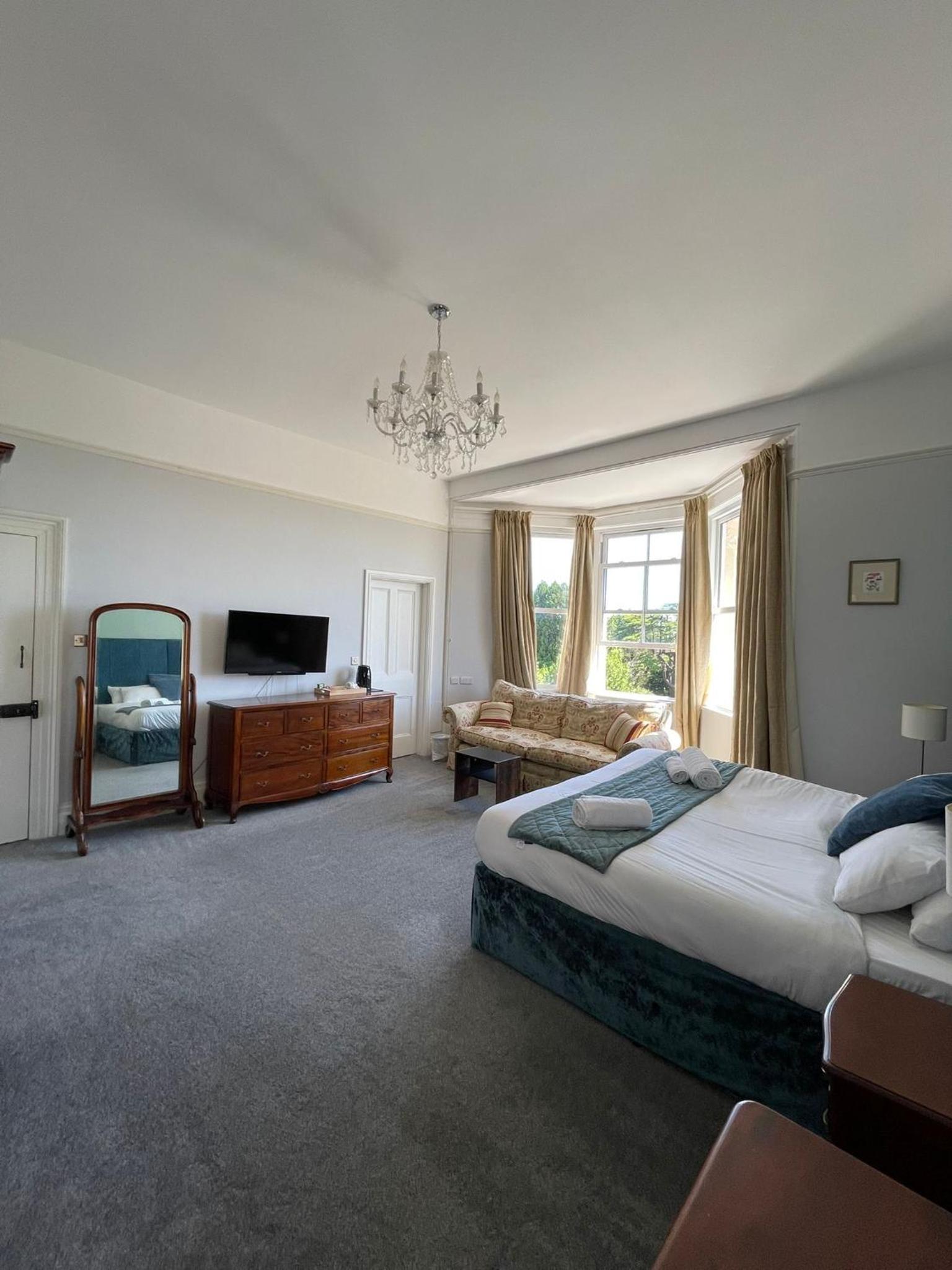 Deluxe Suite with Sea View - Photo 5
