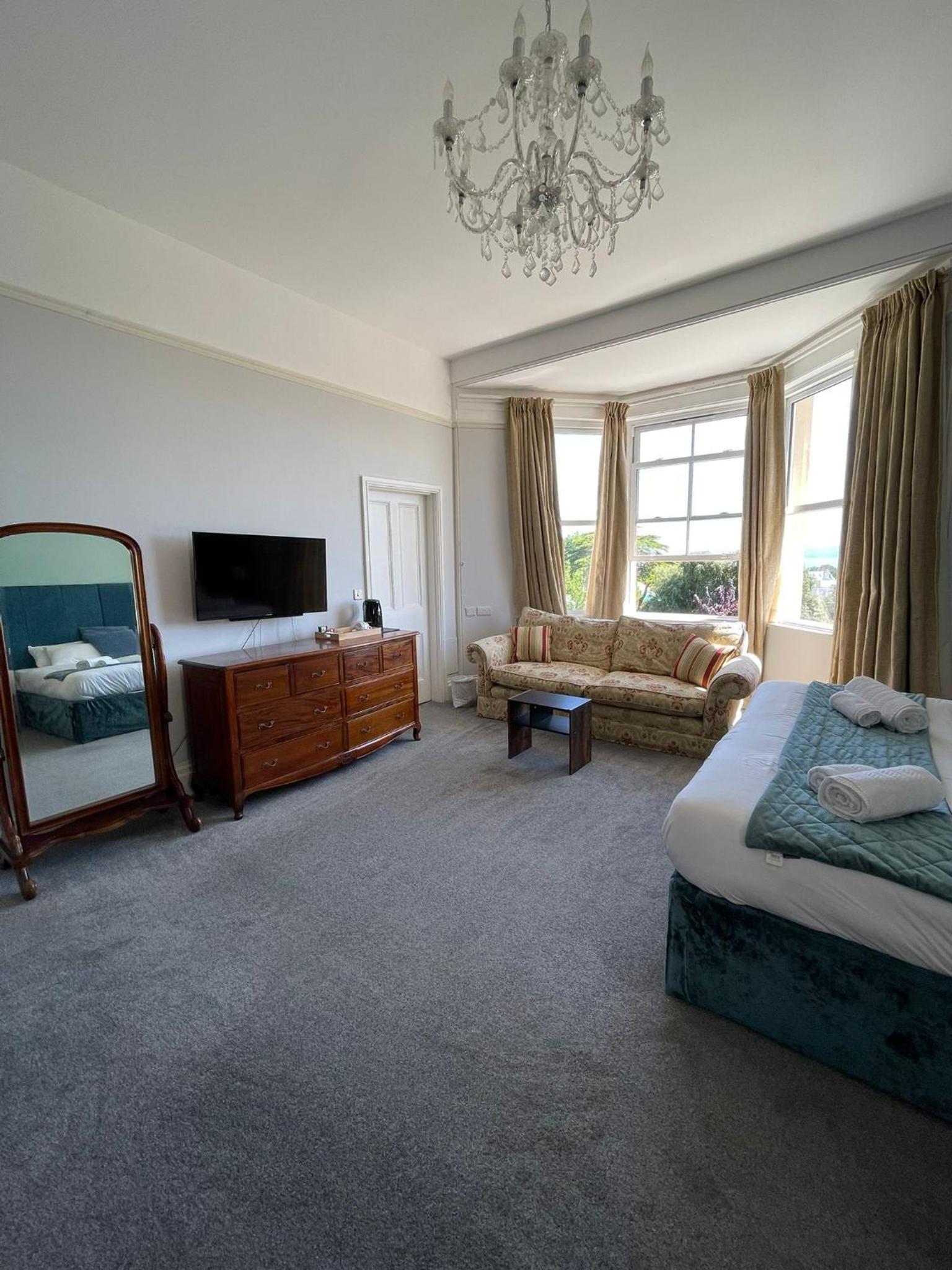 Deluxe Suite with Sea View - Photo 6