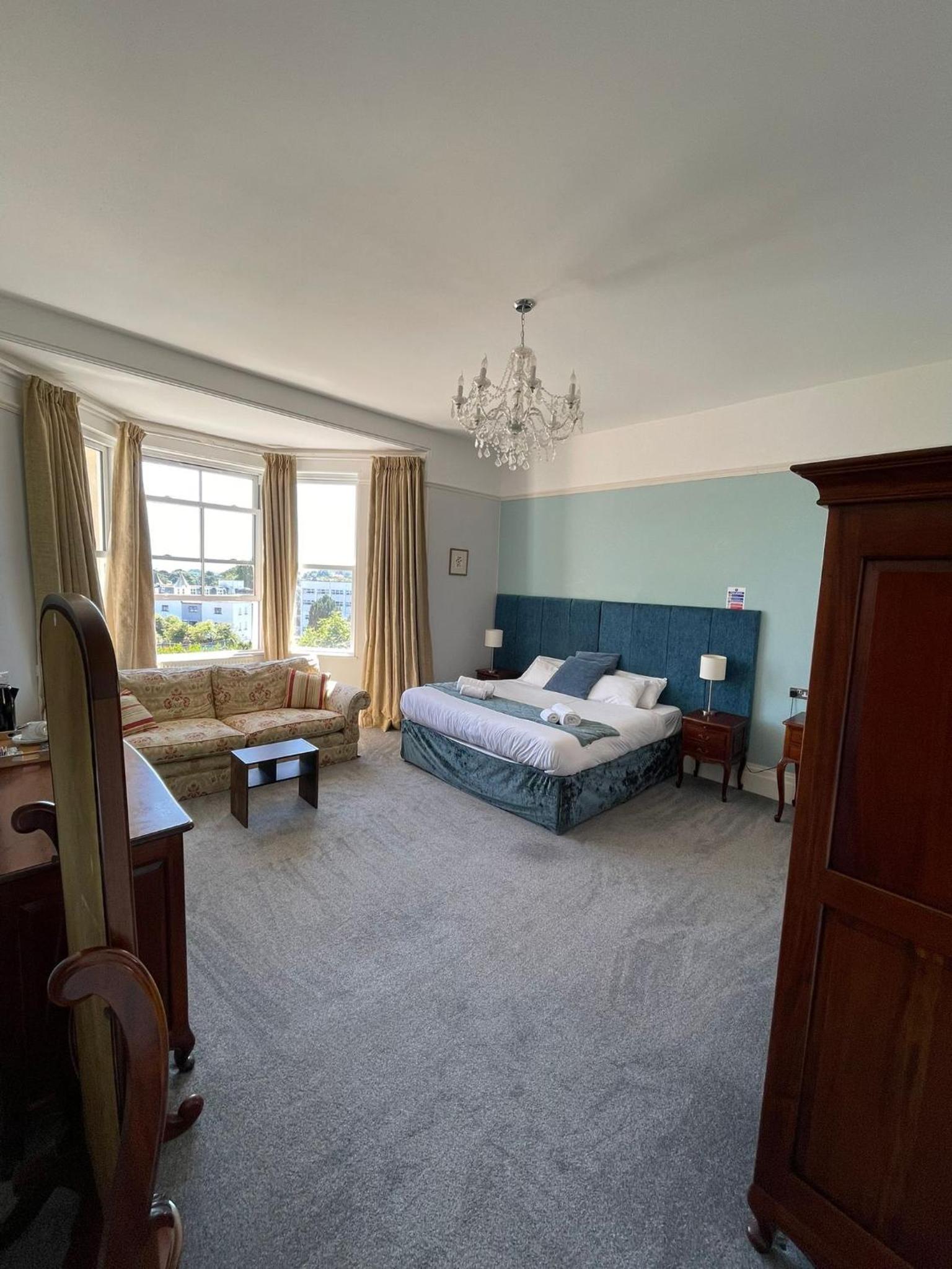 Deluxe Suite with Sea View - Photo 7