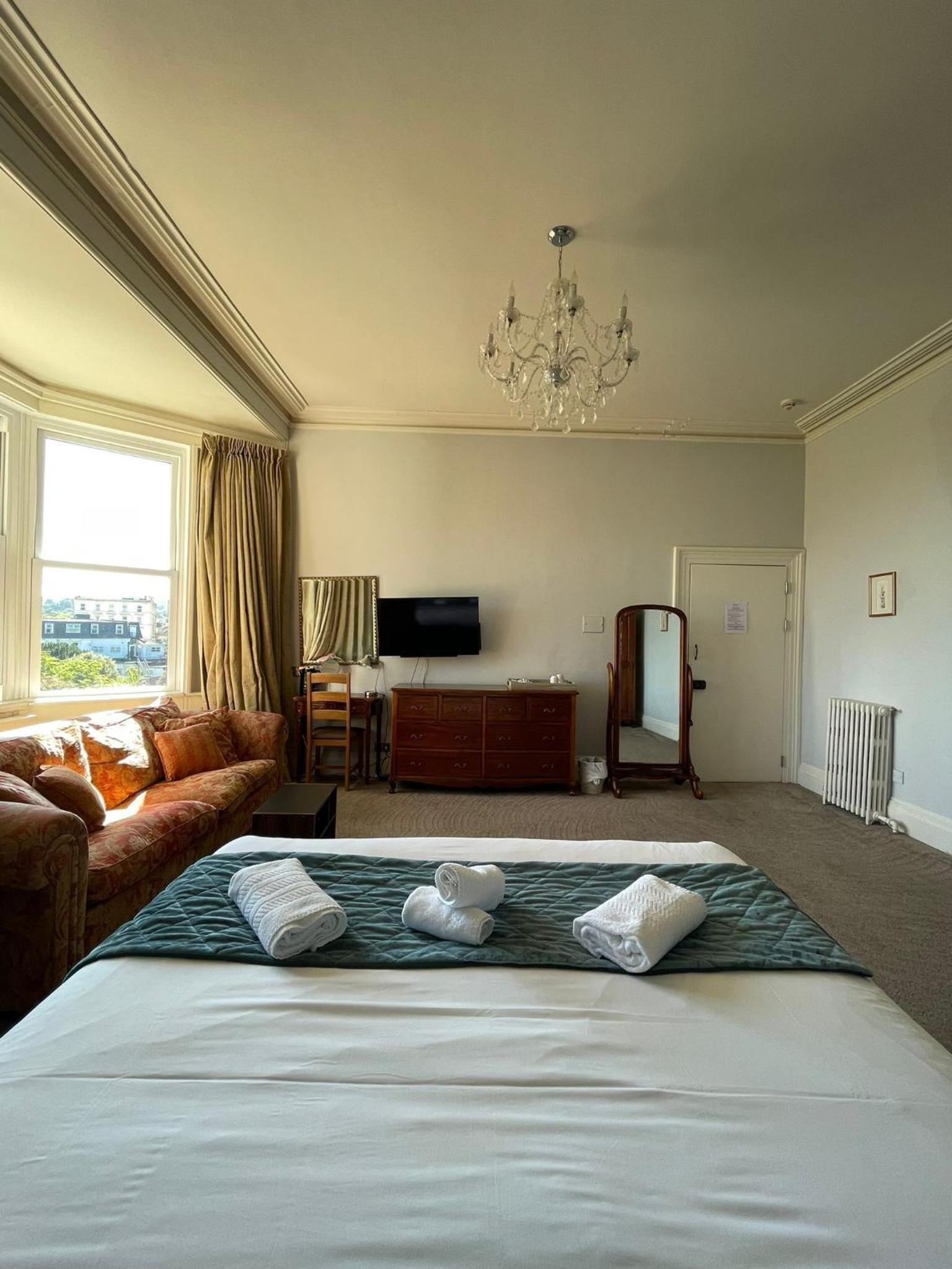 Deluxe Suite with Sea View - Photo 8