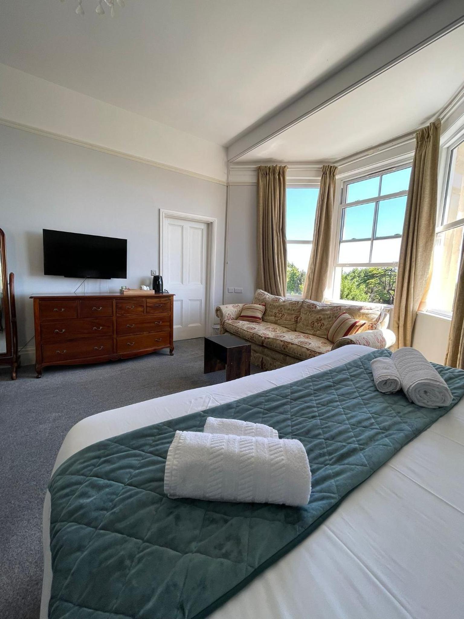 Deluxe Suite with Sea View - Photo 9