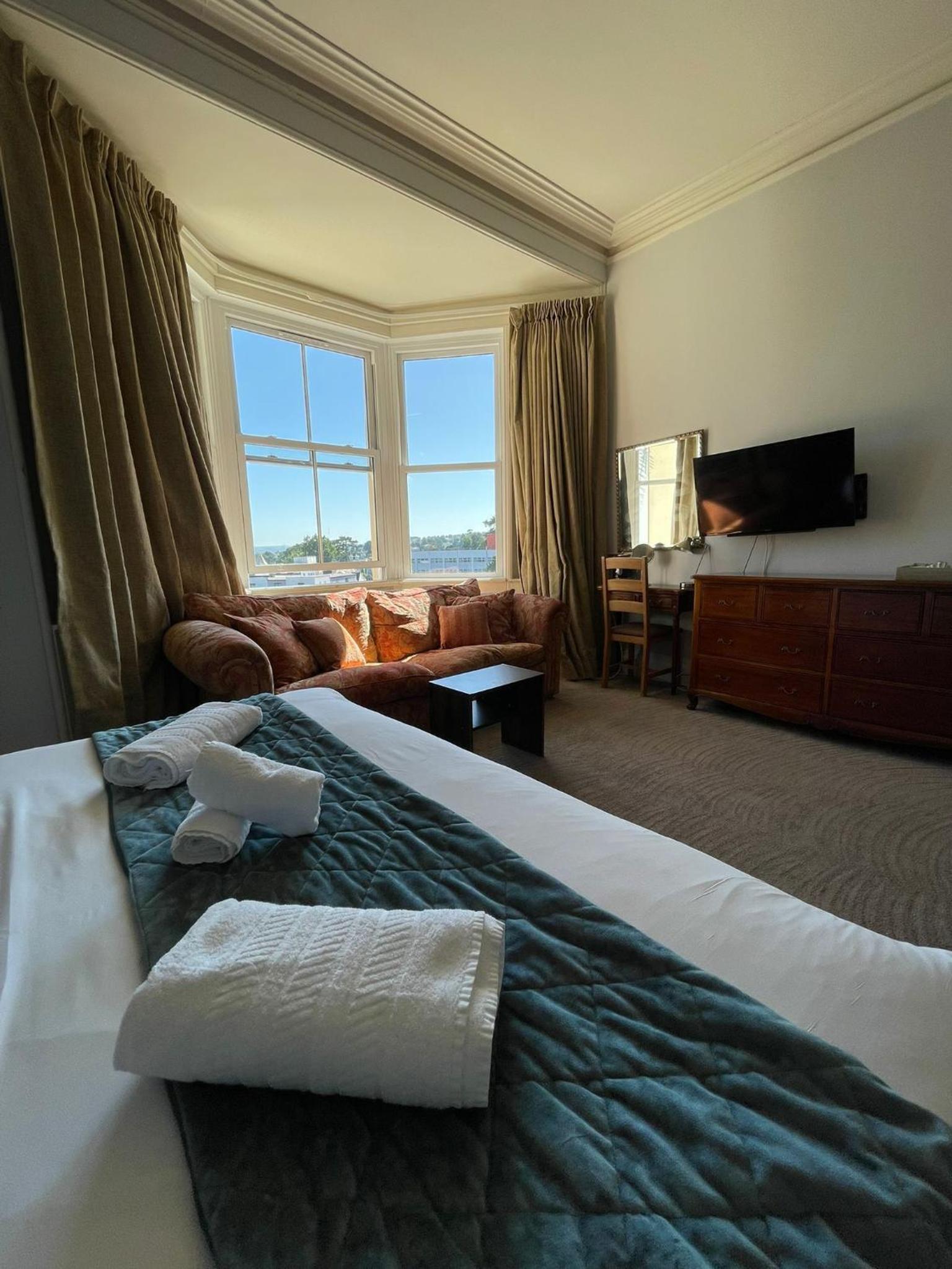 Deluxe Suite with Sea View - Photo 10