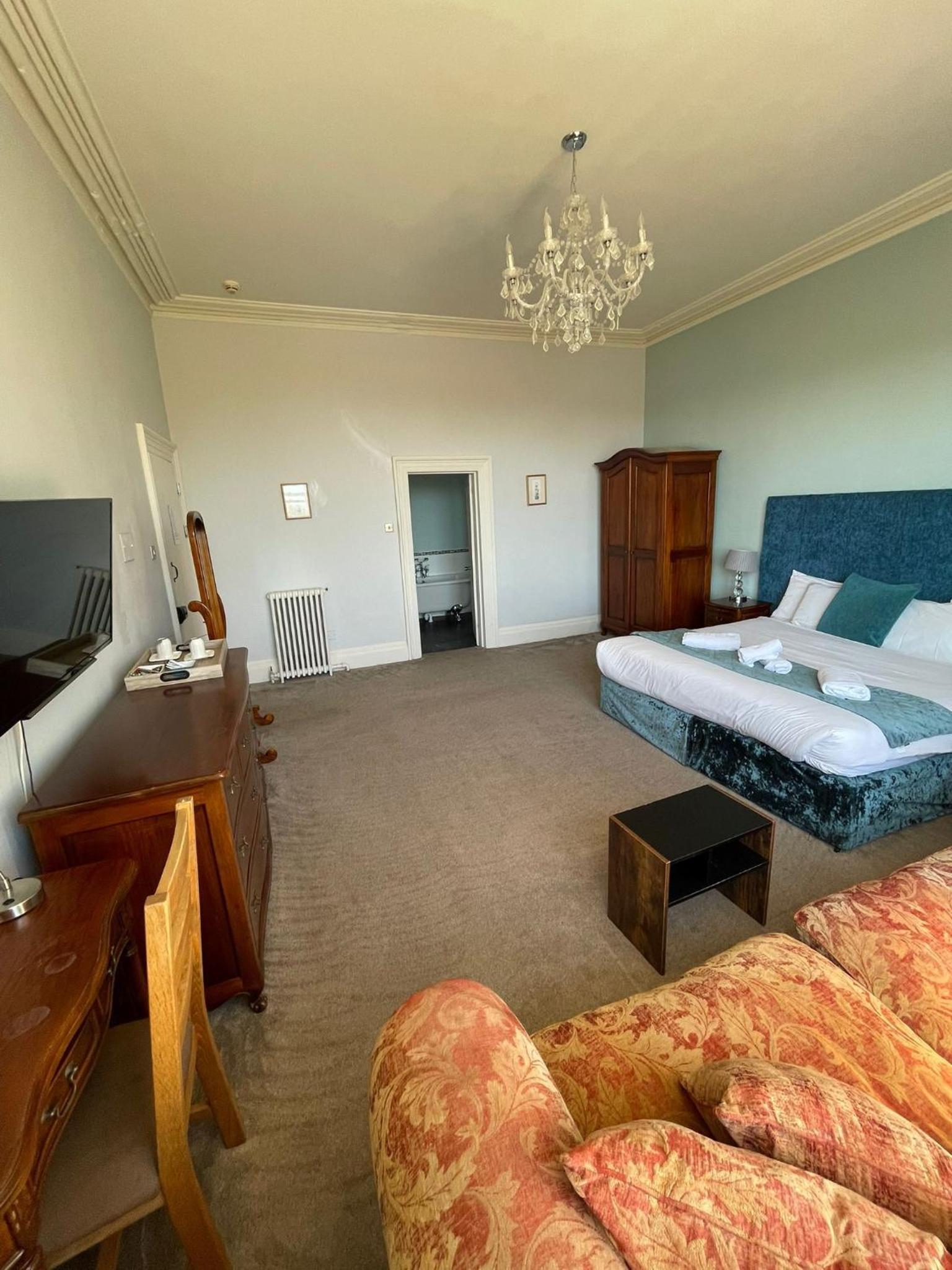 Deluxe Suite with Sea View - Photo 11