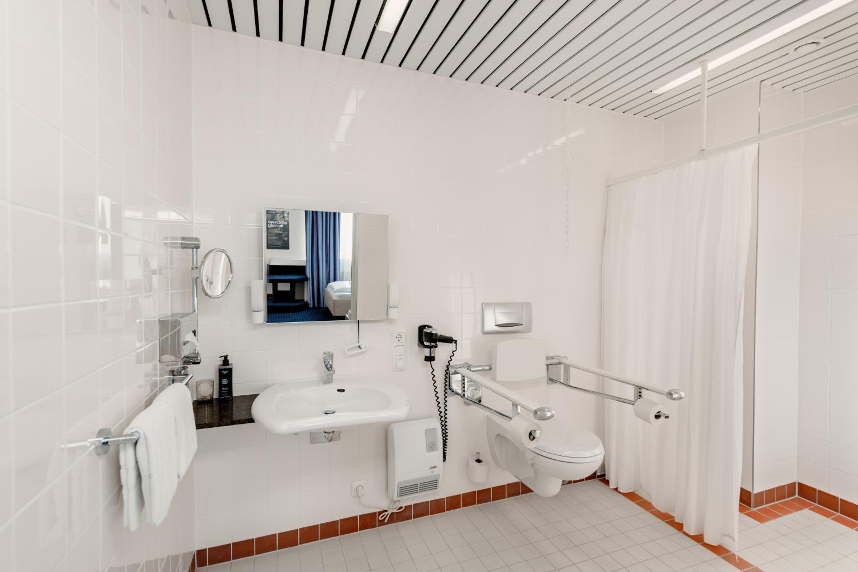 Twin Room - Disability Access photo 1