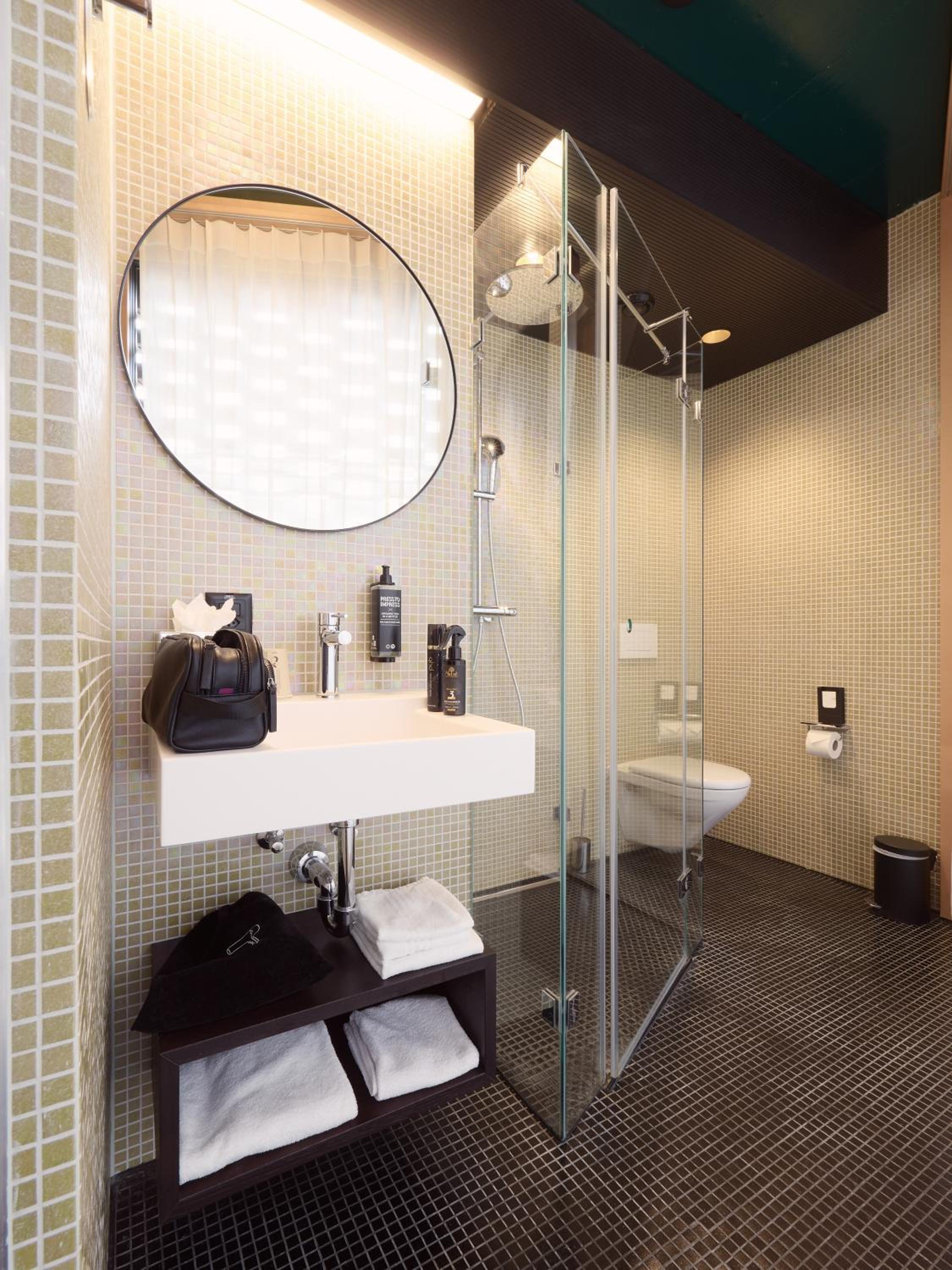Executive Double Room thumbnail 6