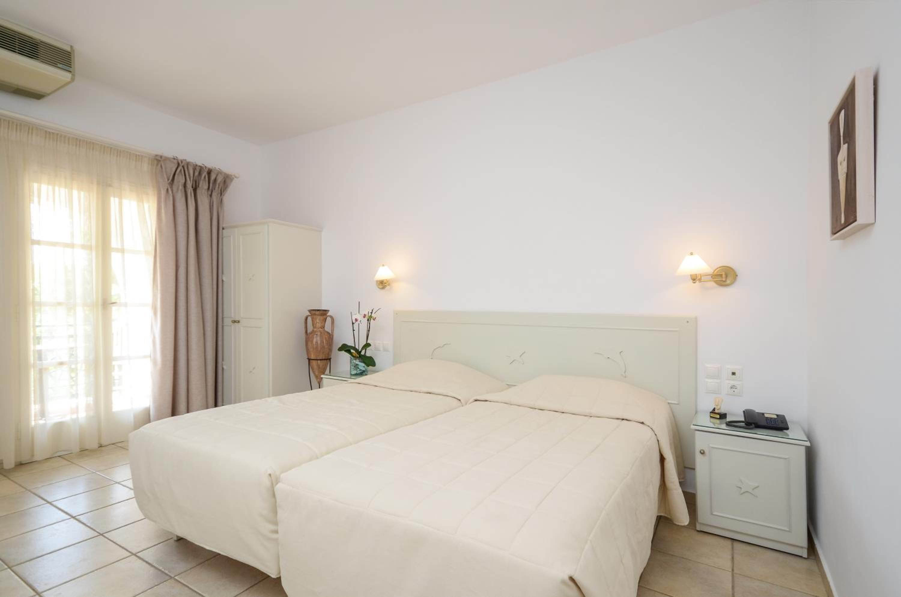 Standard Double or Twin Room - Photo 8