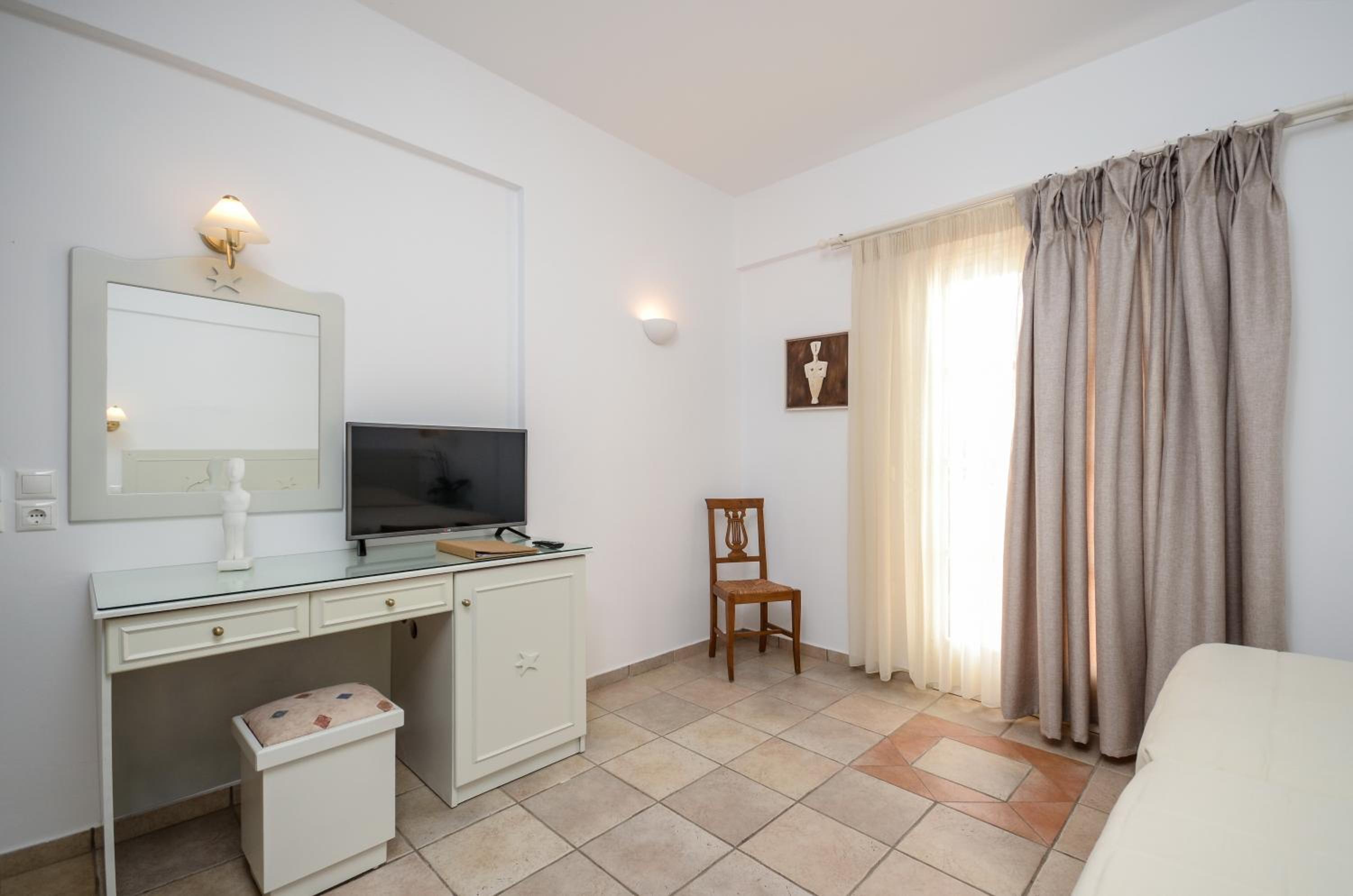 Standard Double or Twin Room - Photo 12