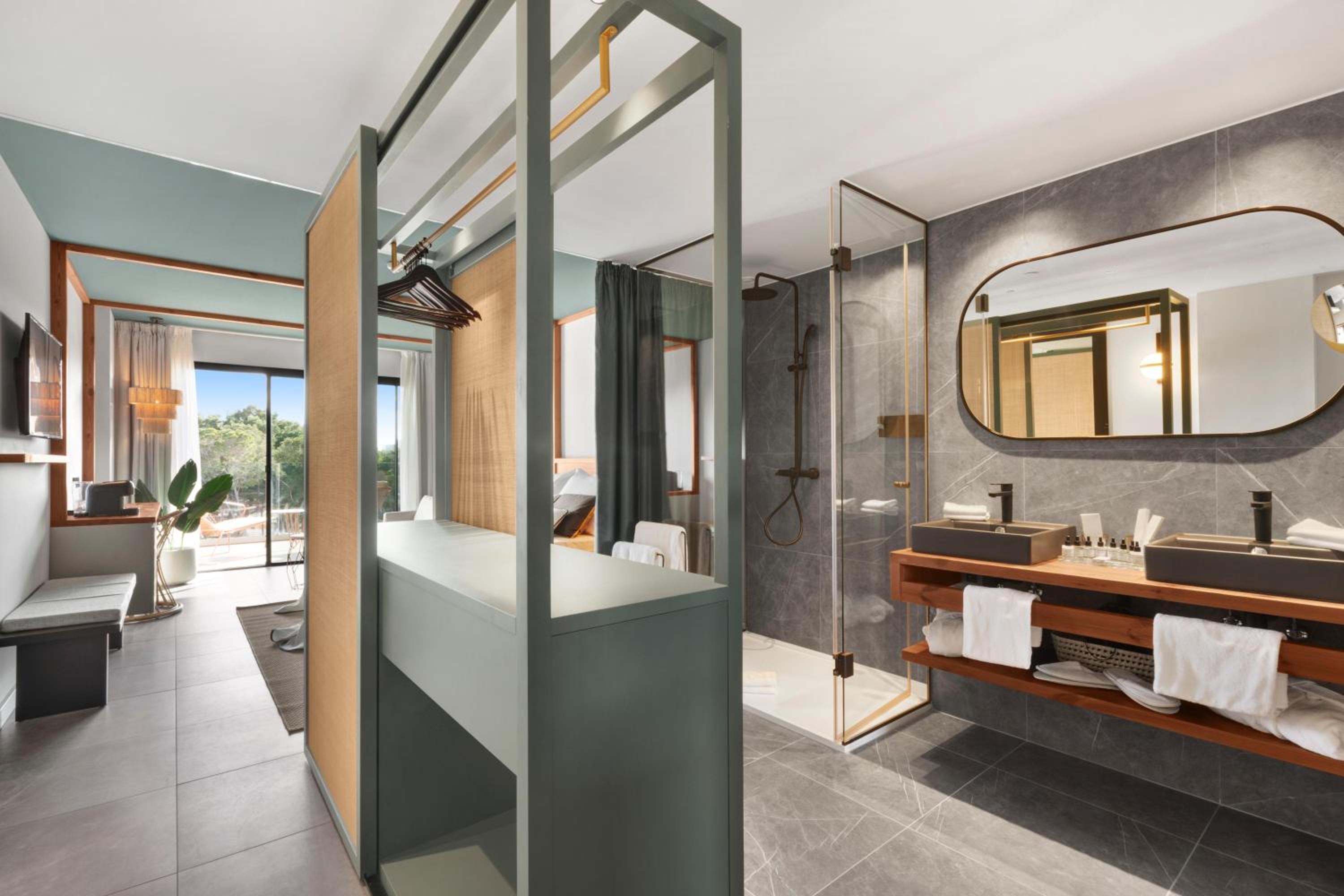 Deluxe Junior Suite - Photo 2