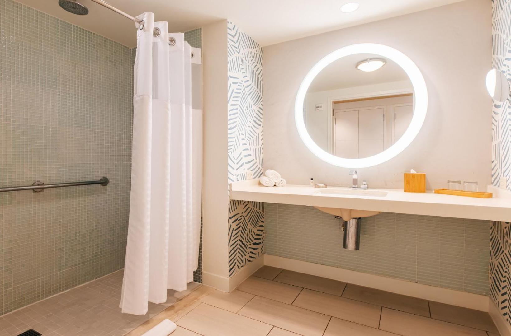 Ocean View Junior Suite King with Balcony Accessible - Photo 4