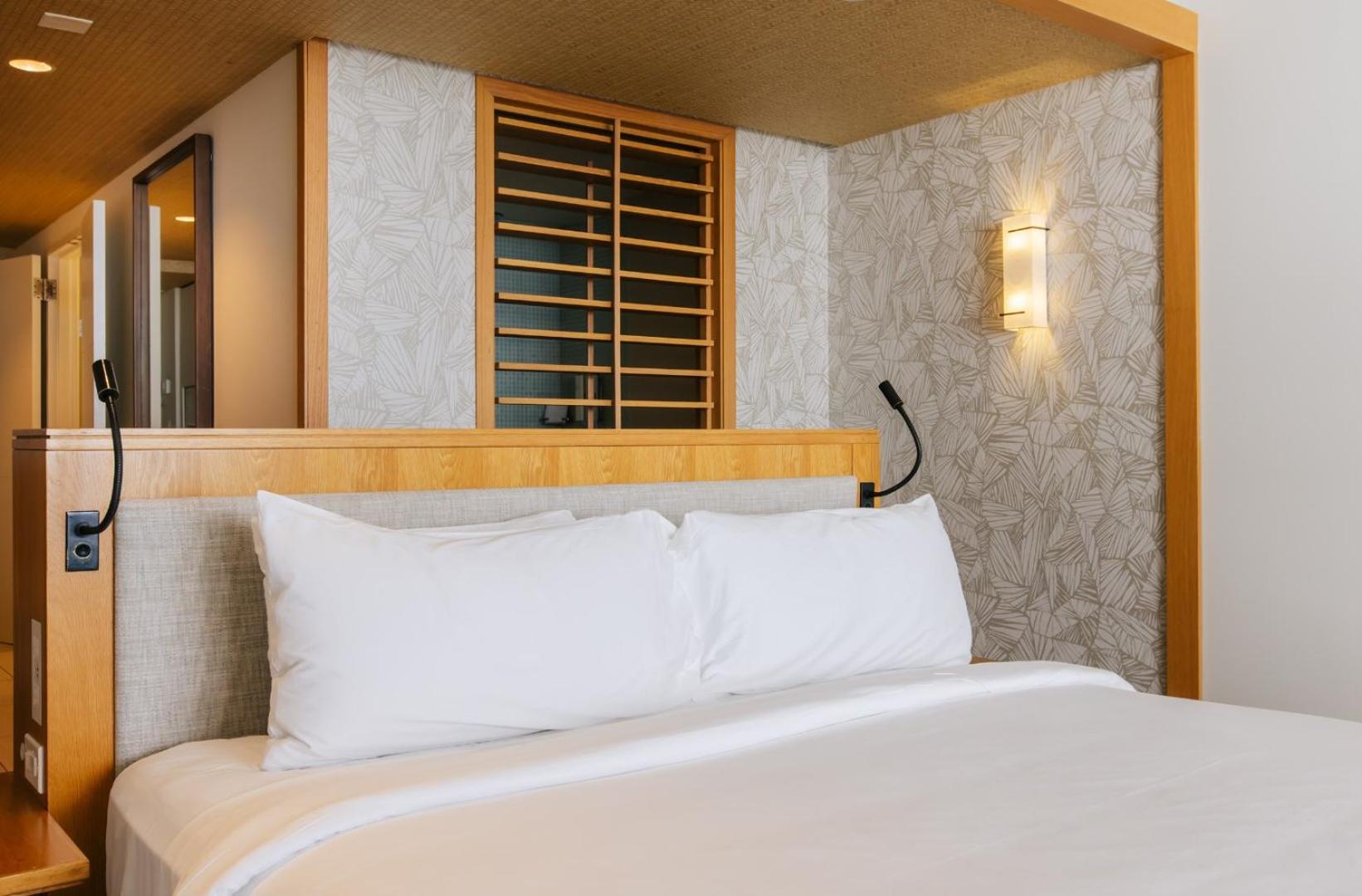 Ocean View Junior Suite King with Balcony Accessible - Photo 3