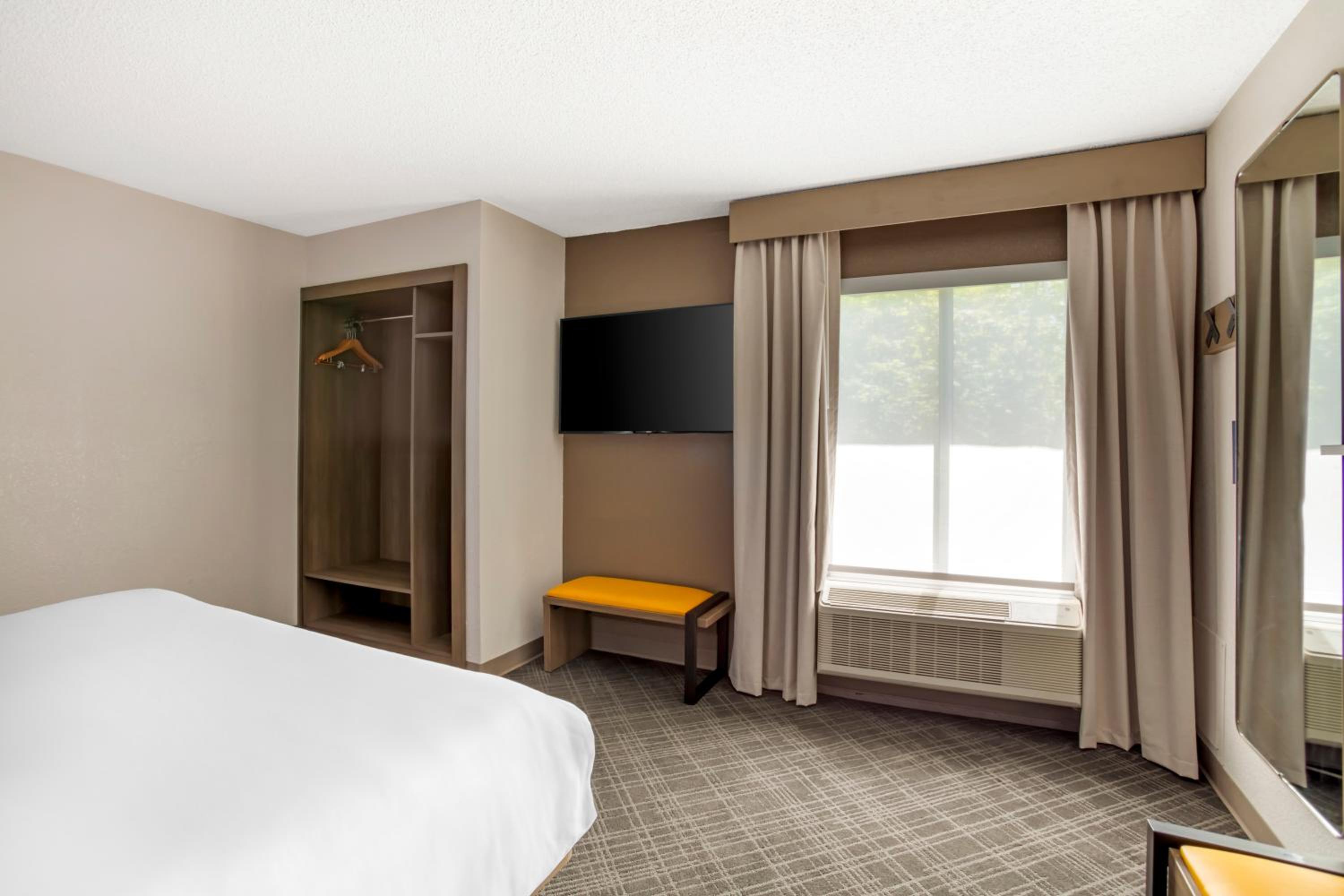Executive Suite - Photo 4