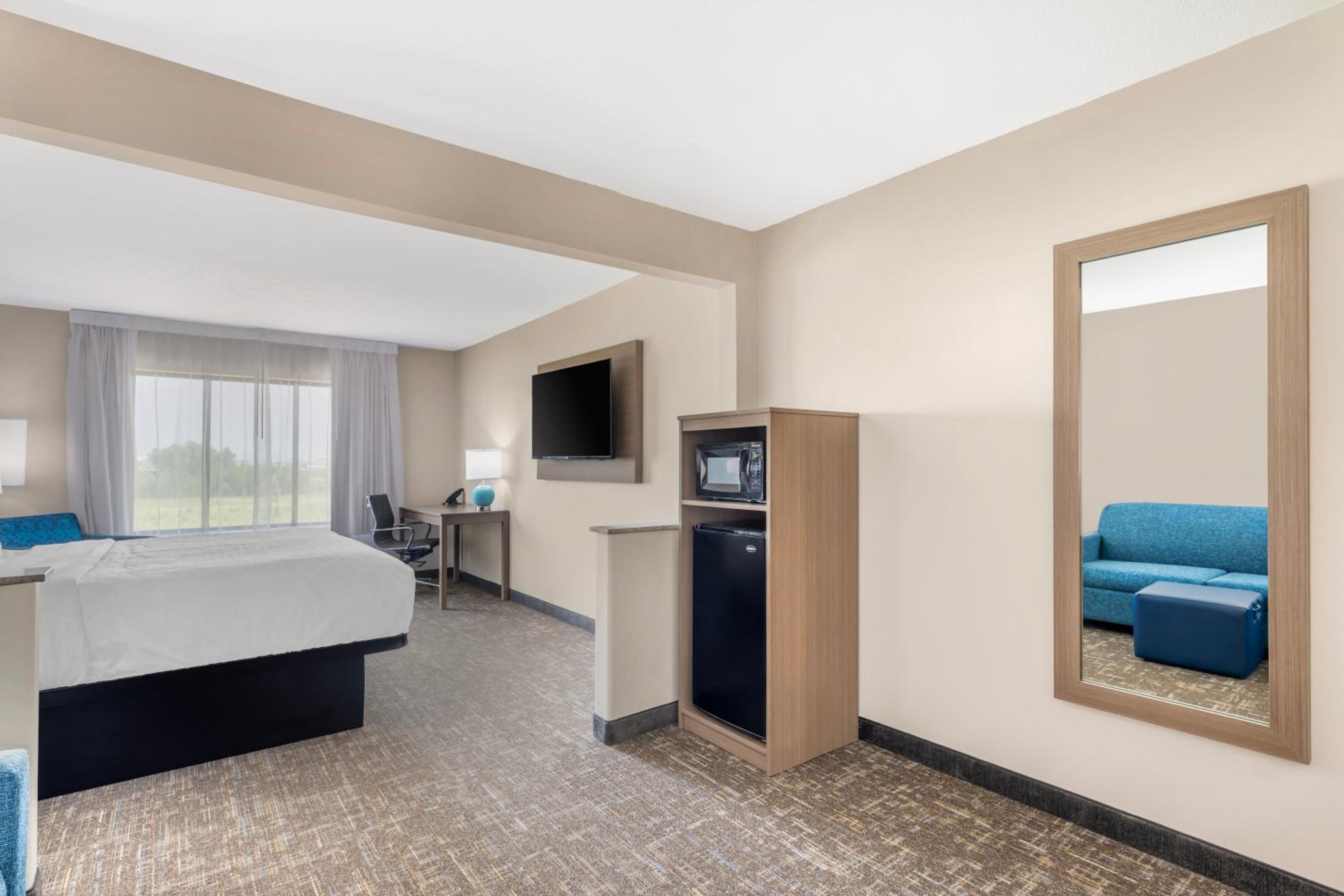 King Suite - Non-Smoking - Photo 4