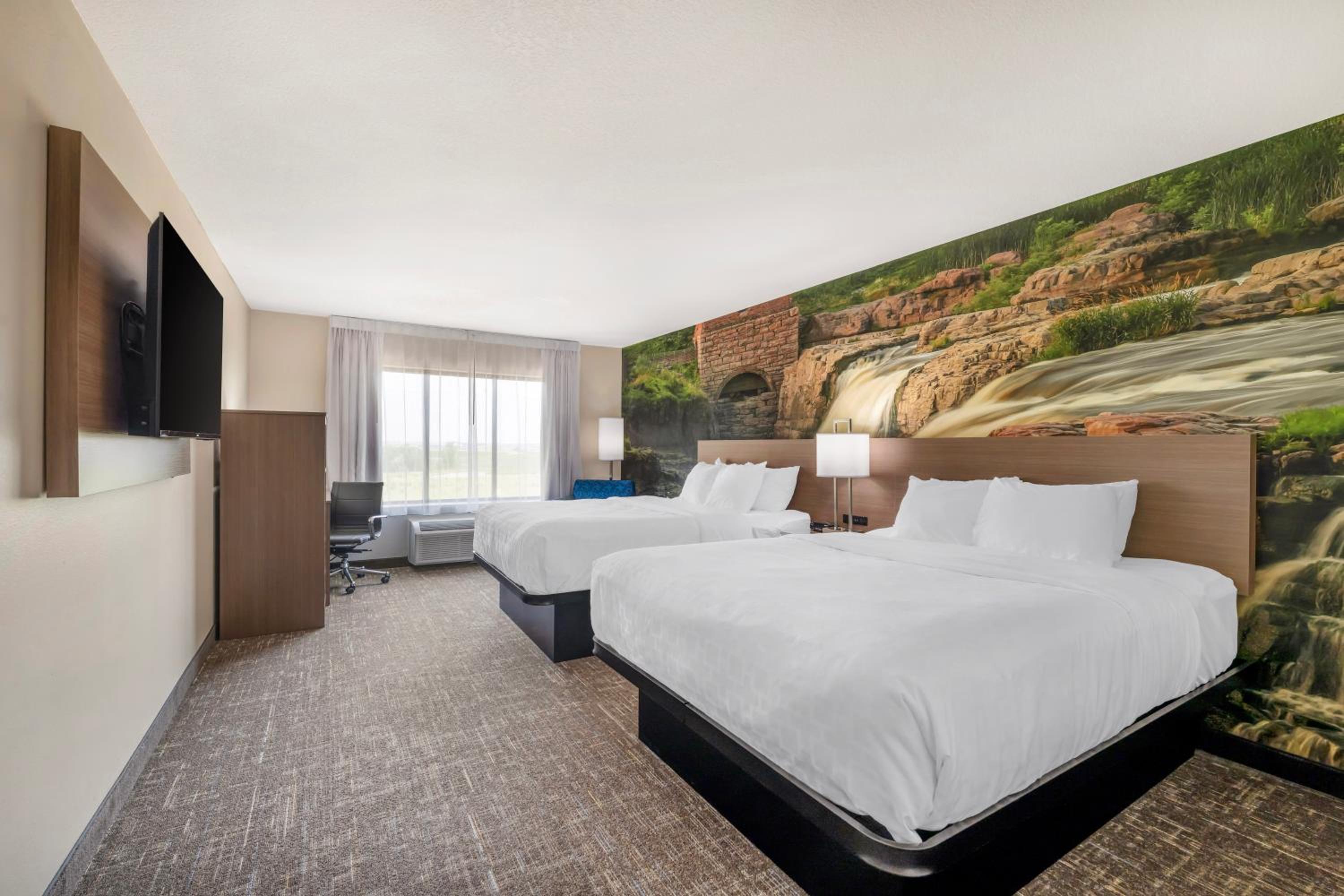 Queen Room with Two Queen Beds and Accessible Tub - Accessible/Non-Smoking - Photo 2