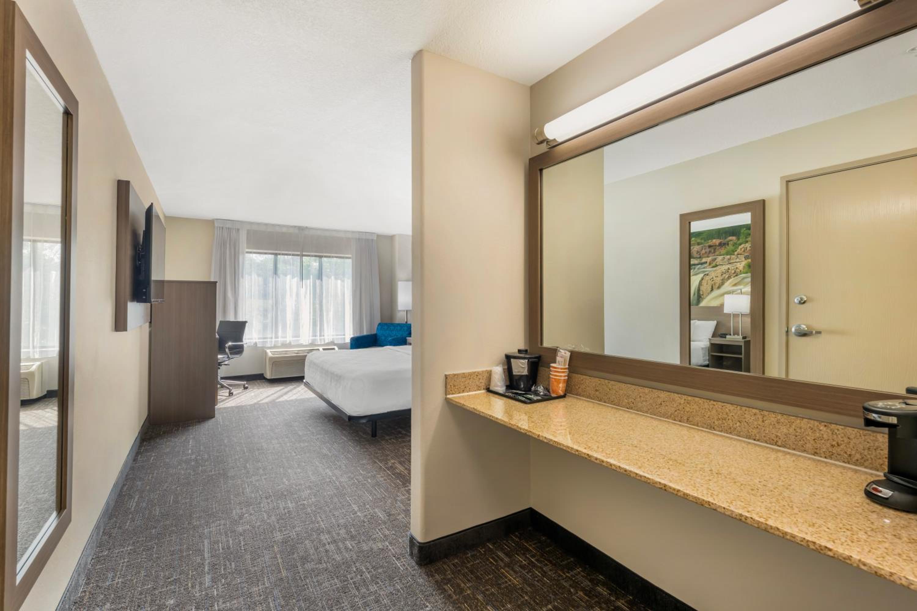 King Room with Roll-In Shower - Accessible/Non-Smoking - Photo 3