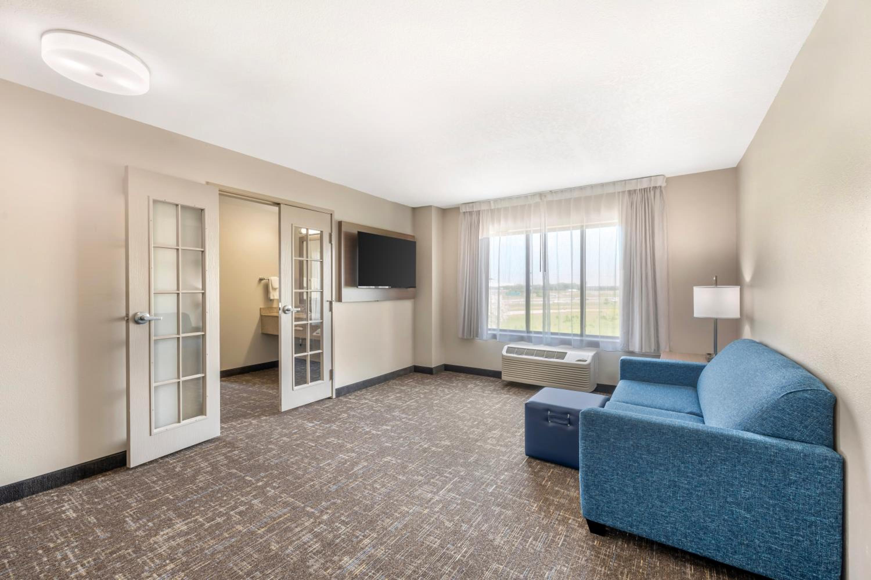 One-Bedroom Suite with One King Bed - Photo 4