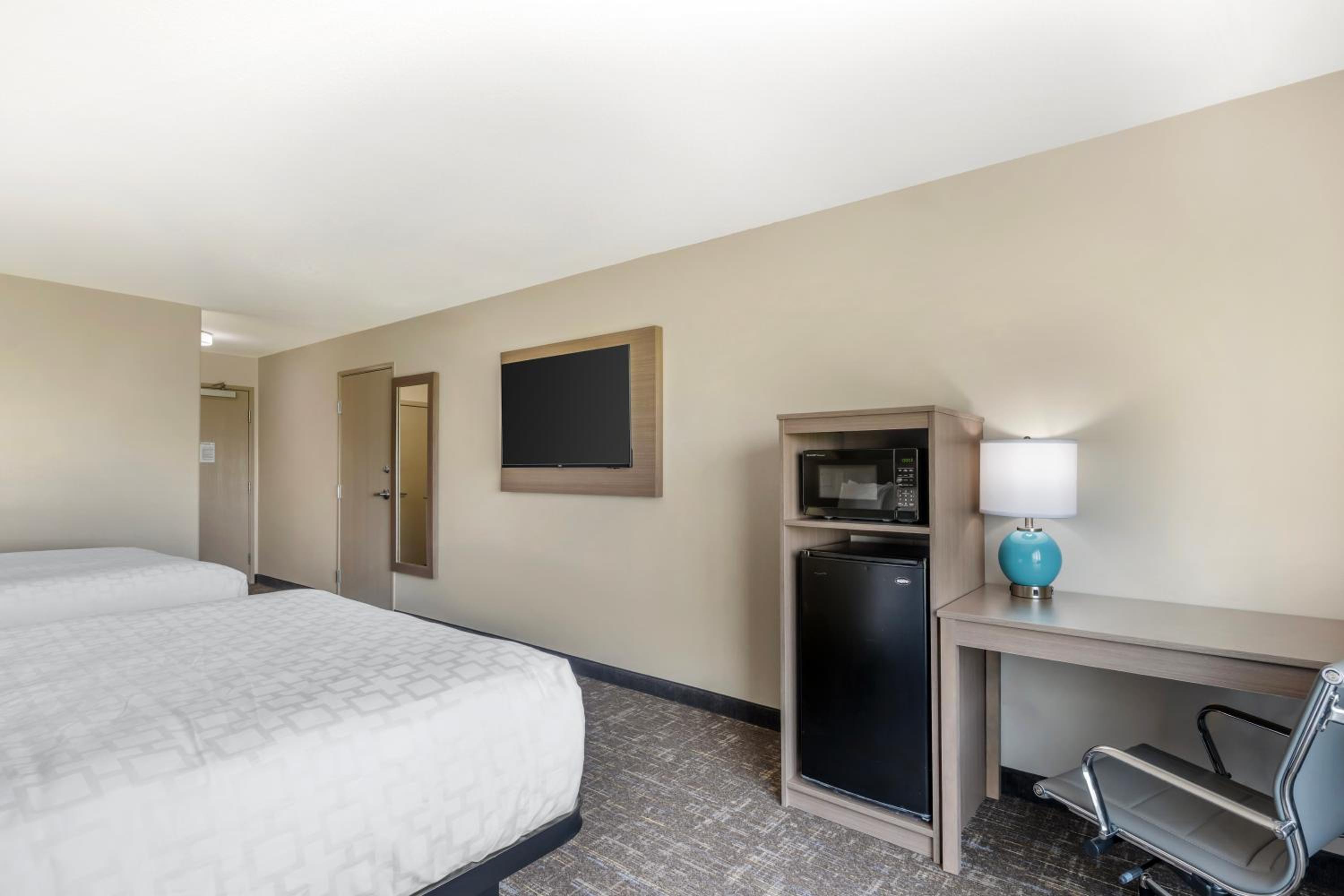 Queen Room with Two Queen Beds and Accessible Tub - Accessible/Non-Smoking - Photo 5