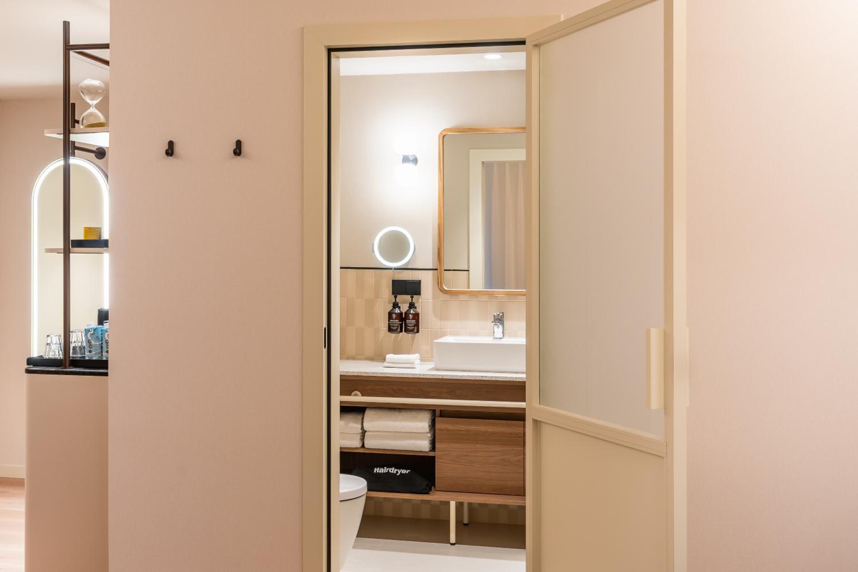 Superior Double Room with One Double Bed and 2 Adults Occupancy (Non Smoking) thumbnail 5