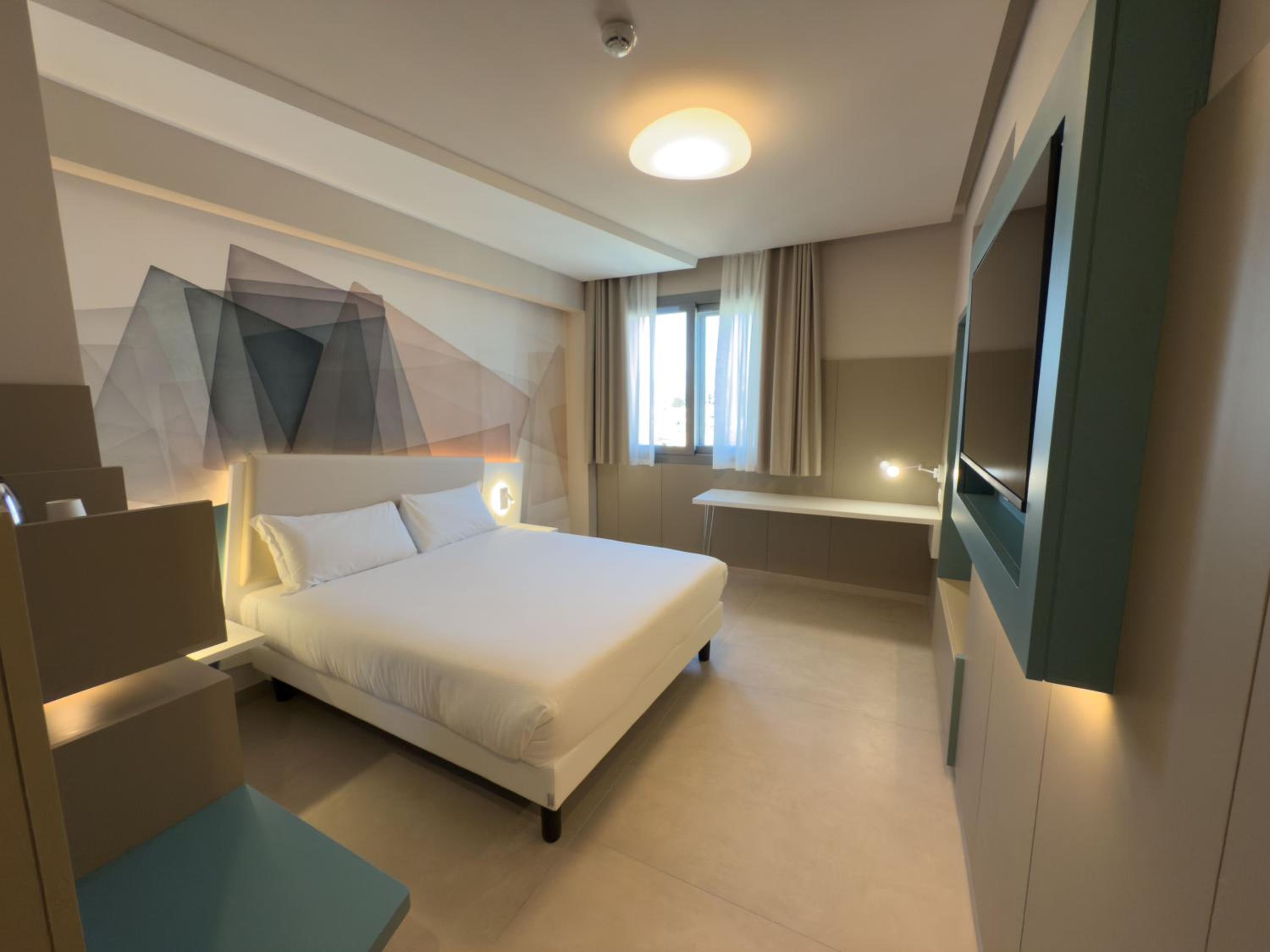 Panoramic Room City View  - Photo 1