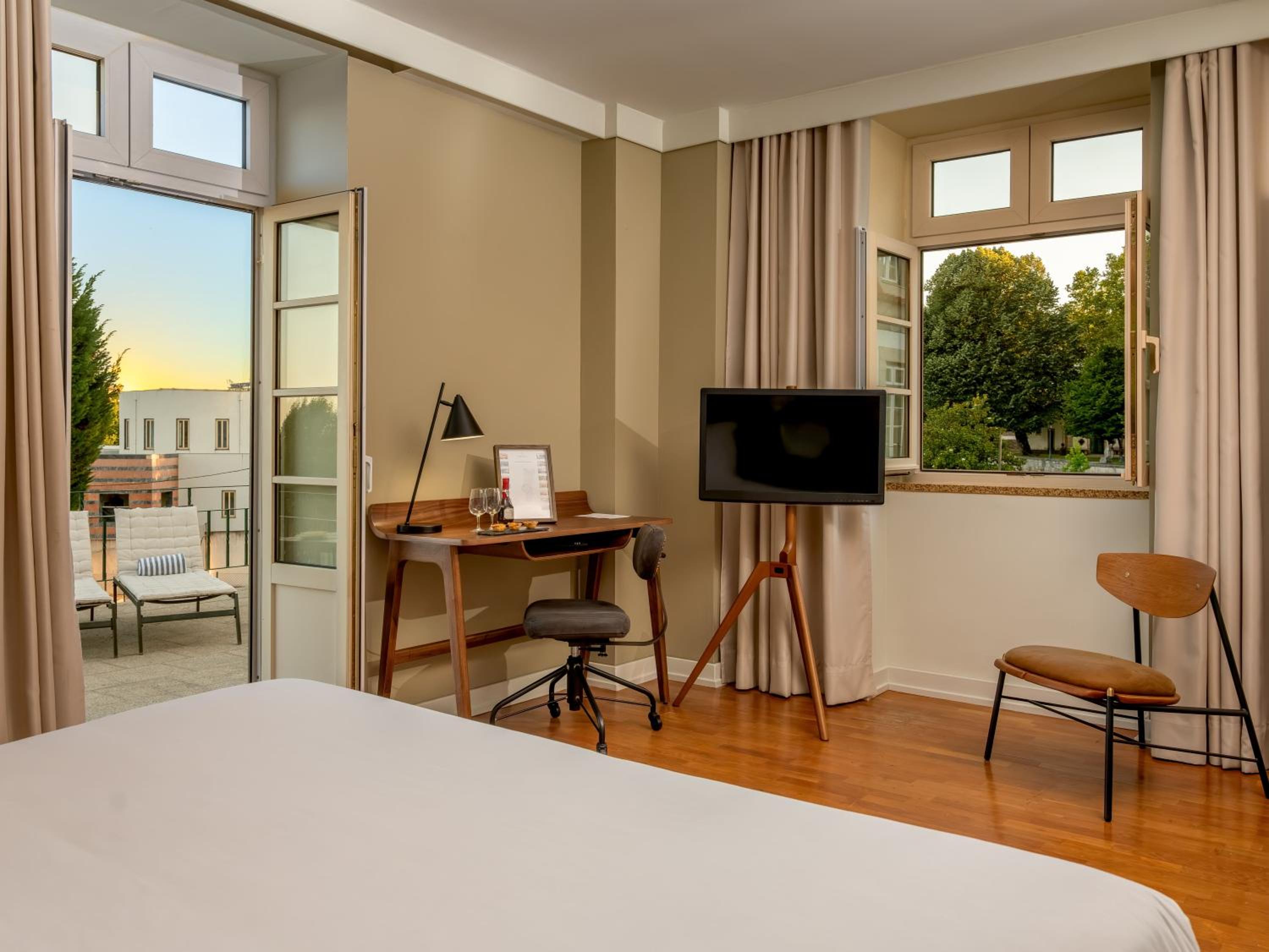 Junior Suite with Pool View - Photo 7